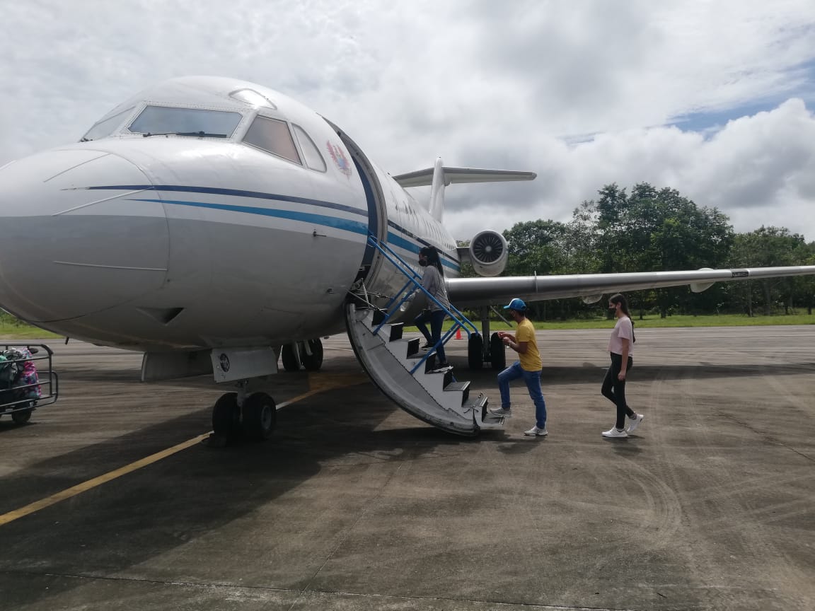 En un vuelo humanitario de su Fuerza Aérea Colombiana estudiantes retornan a sus hogares