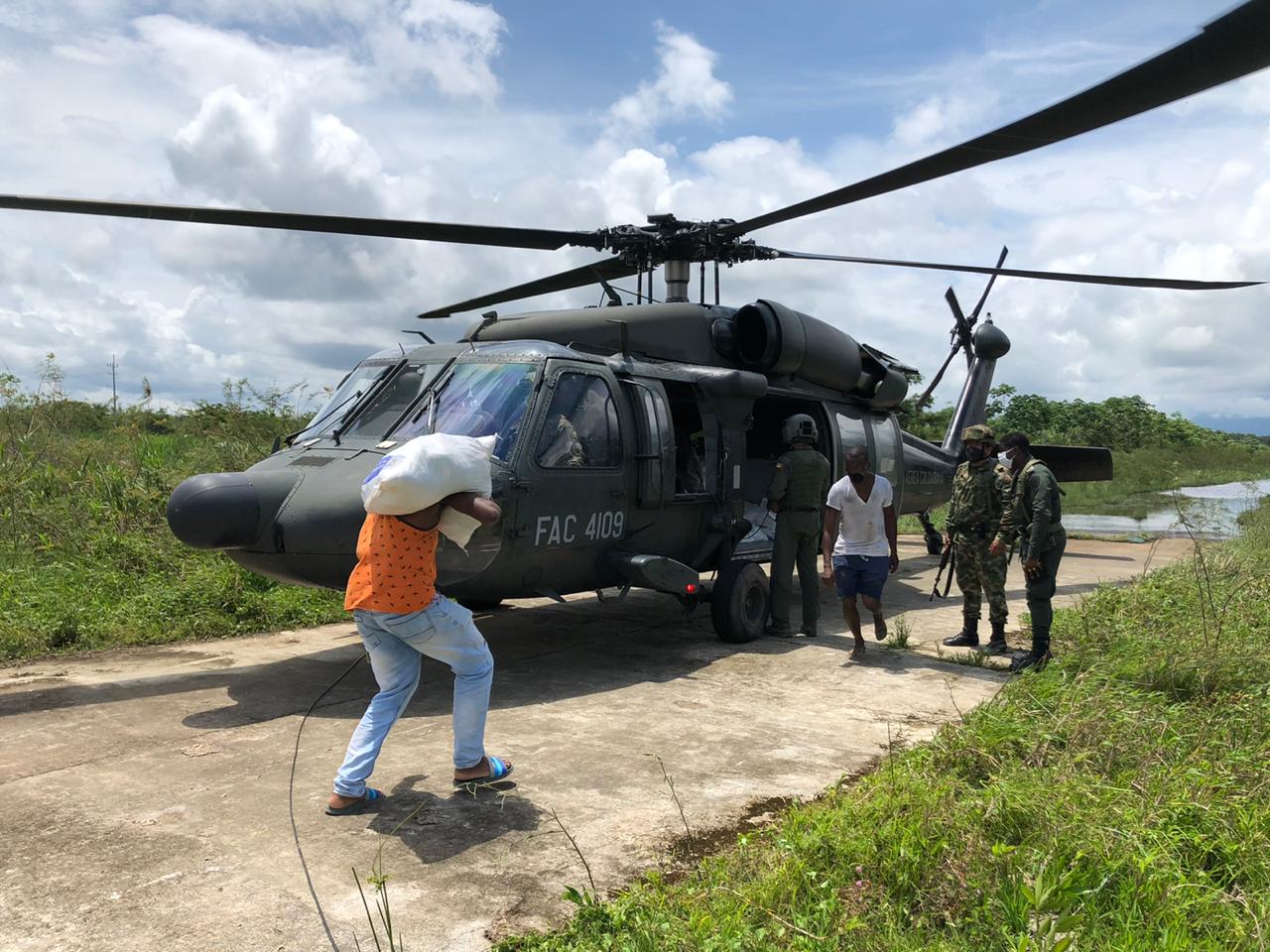 Ayuda humanitaria llegó a comunidades indígenas de Antioquia en un helicóptero de su Fuerza Aérea 