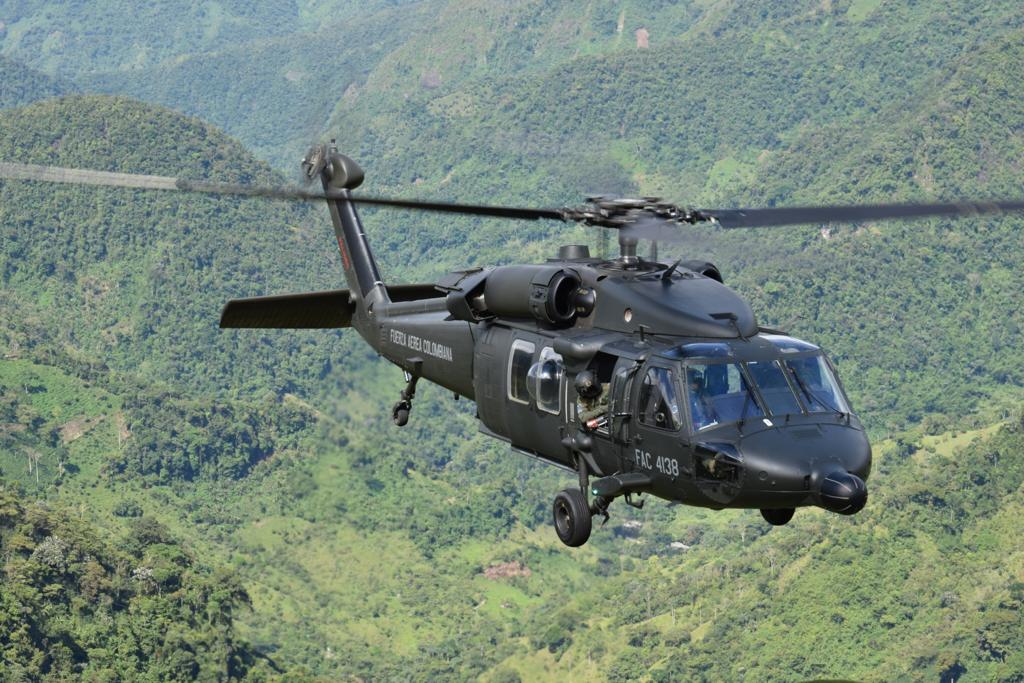 Familia amenazada en Antioquia, fue trasladada en un helicóptero de su Fuerza Aérea