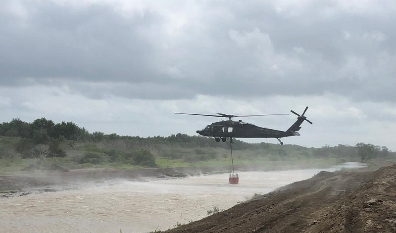 Helicópteros de su Fuerza Aérea Colombiana mitigan el incendio forestal de Parque Isla SalamancaIsla Salamana