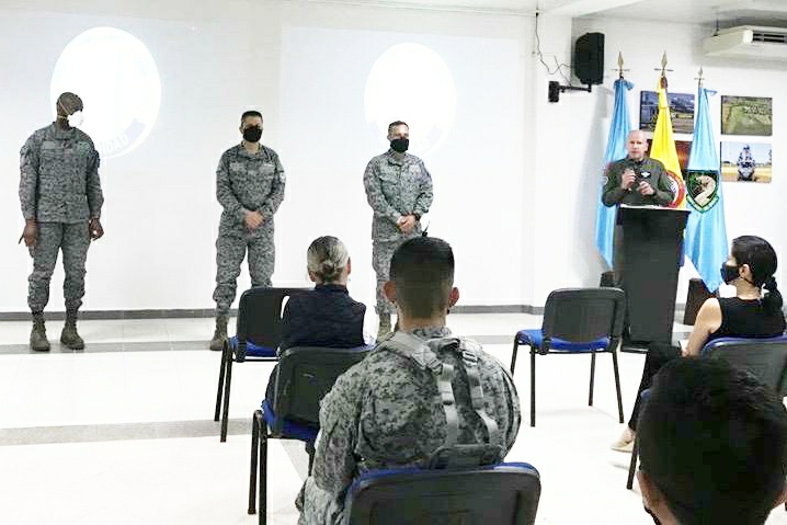 Visita del Comandante de la Fuerza Aérea  Colombiana al Grupo Aéreo del Oriente. 