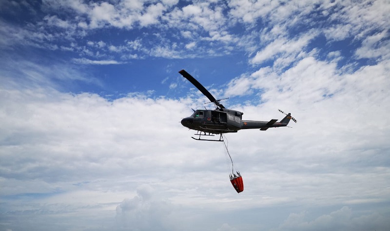 Helicóptero de su Fuerza Aérea Colombiana realiza misión de extinción de incendios en el Parque Isla Salamanca
