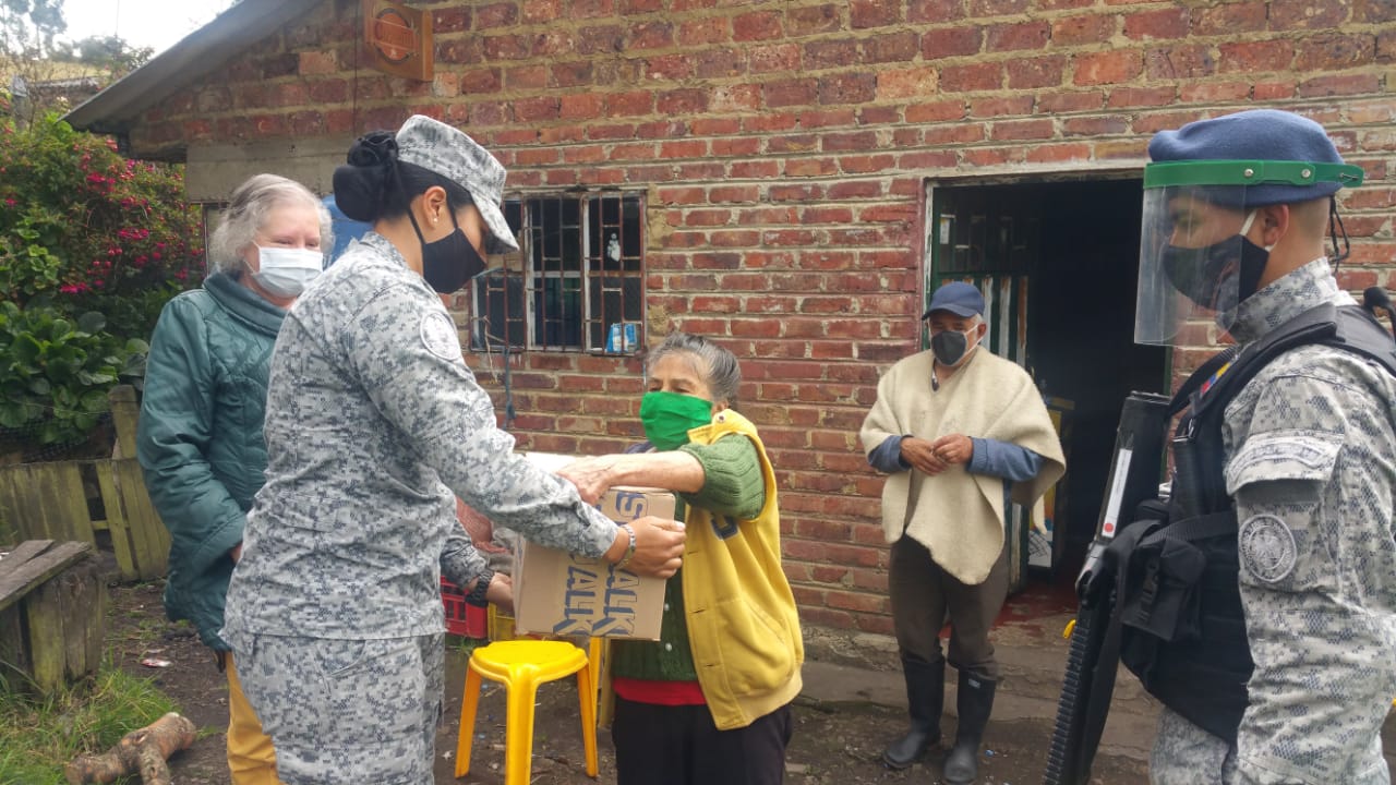 Fuerza Aérea Colombiana entrega mercados a la comunidad de Tausa Cundinamarca 