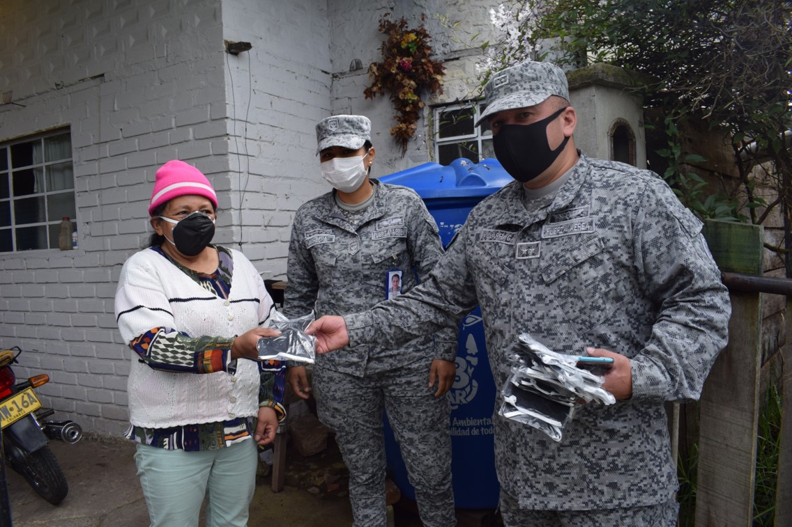 Comunidad de Zipacón recibe ayuda de su Fuerza Aérea Colombiana 