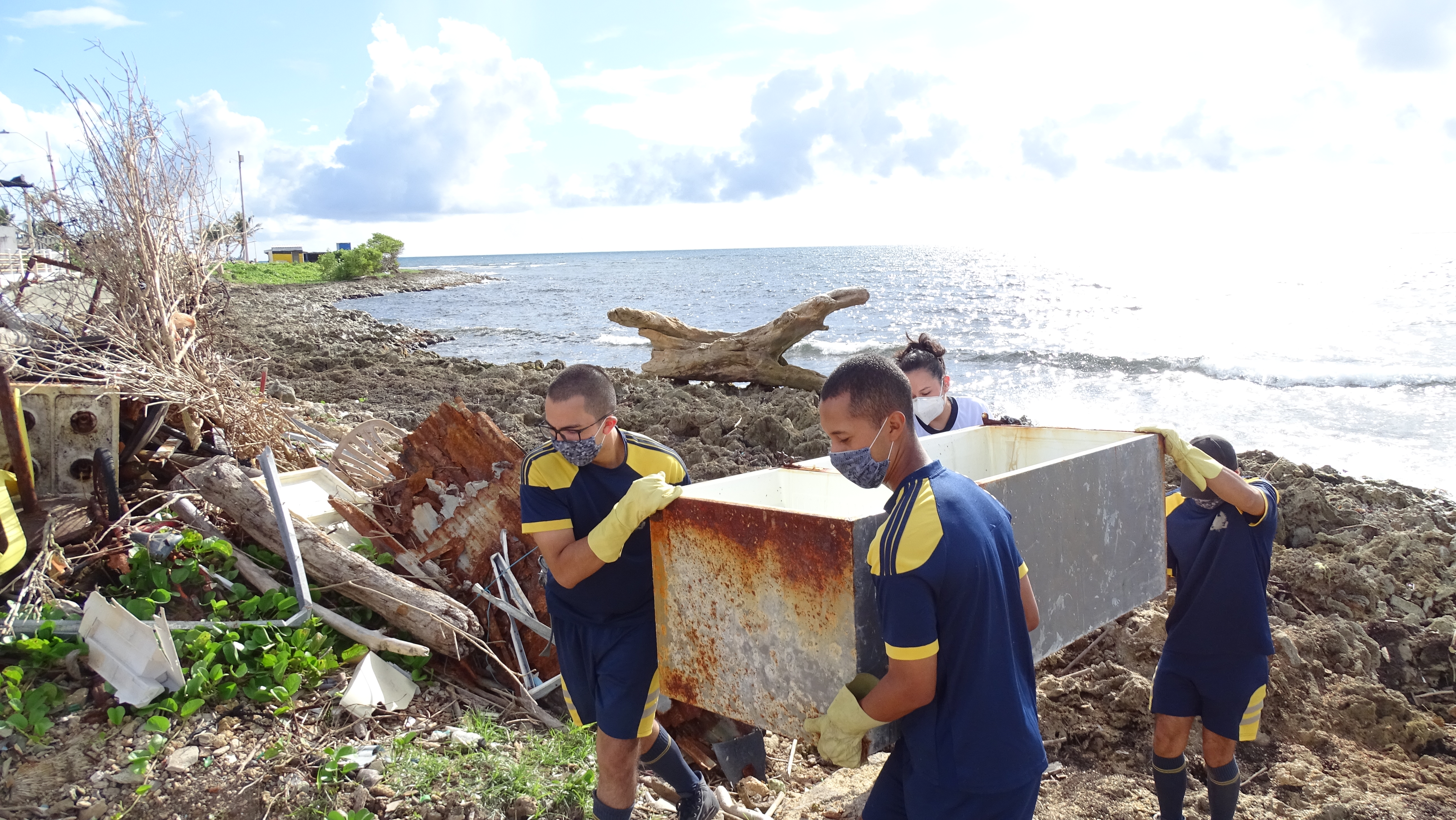 Grupo Aéreo del Caribe realizó jornada de limpieza de playas en el sector de San Luis 