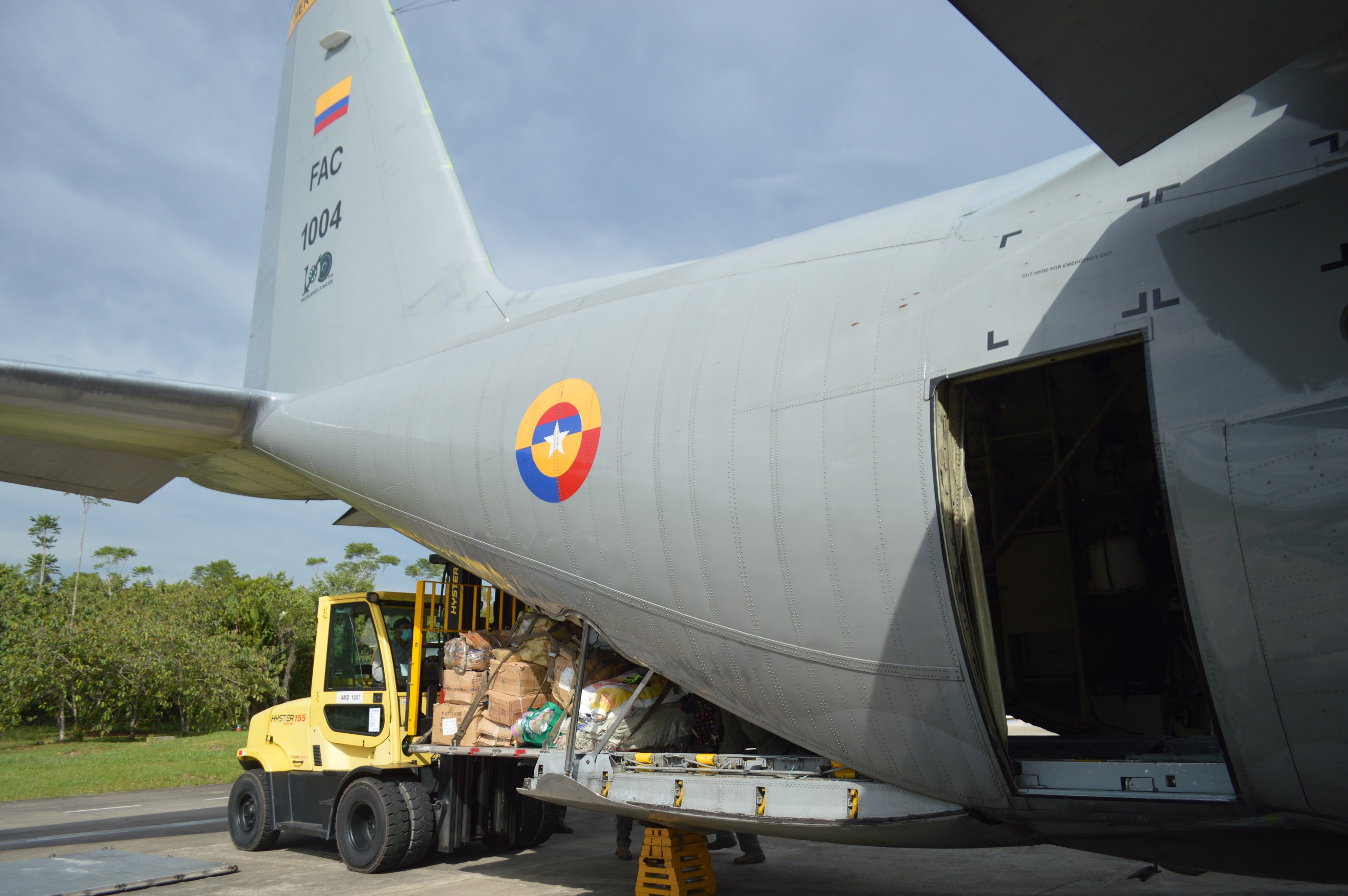 Con vuelos humanitarios su Fuerza Aérea apoya a colombianos vulnerables por la pandemia en Leticia