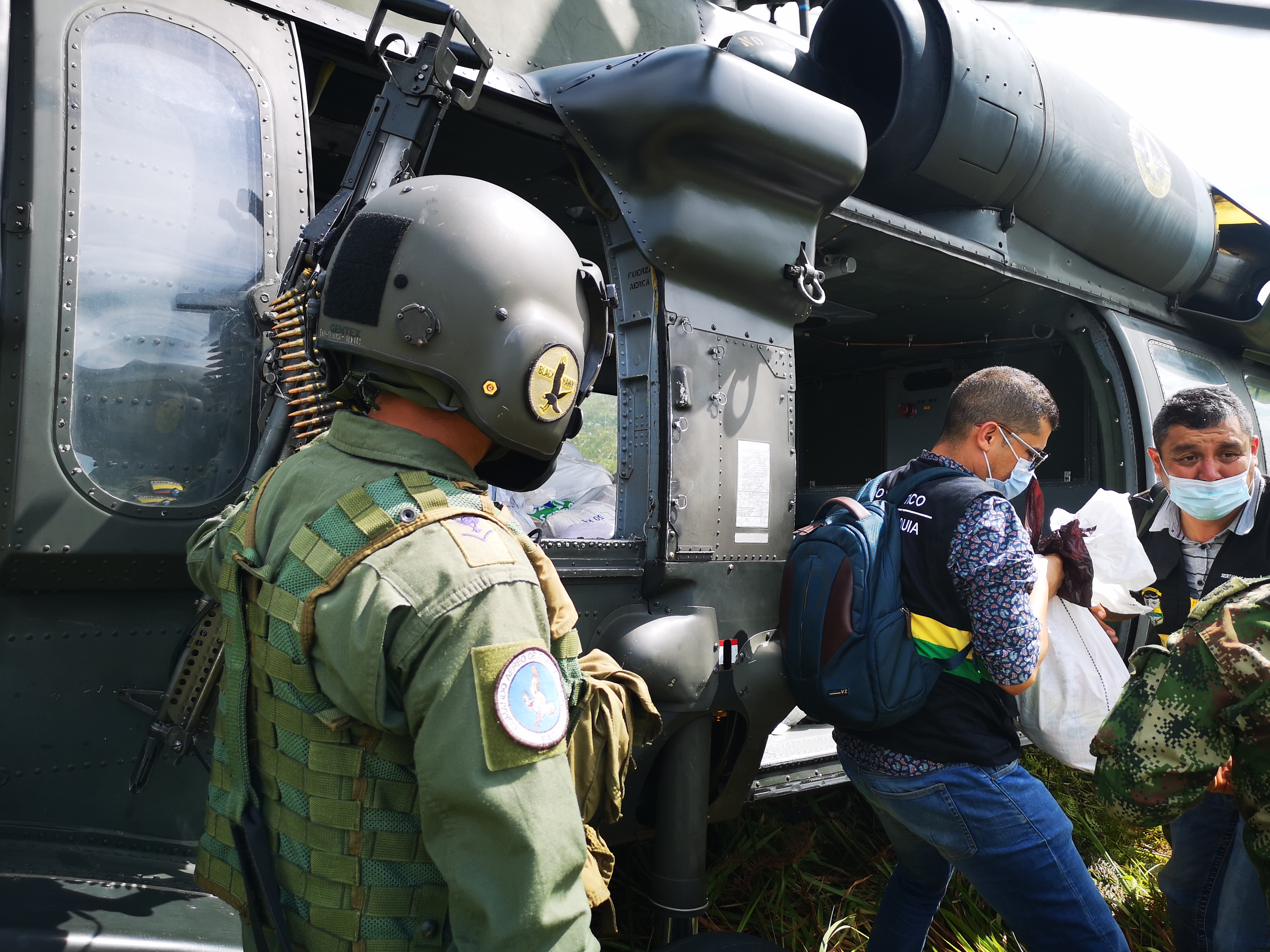 En un helicóptero de la Fuerza Aérea fue transportada ayuda humanitaria para comunidades indígenas de Antioquia