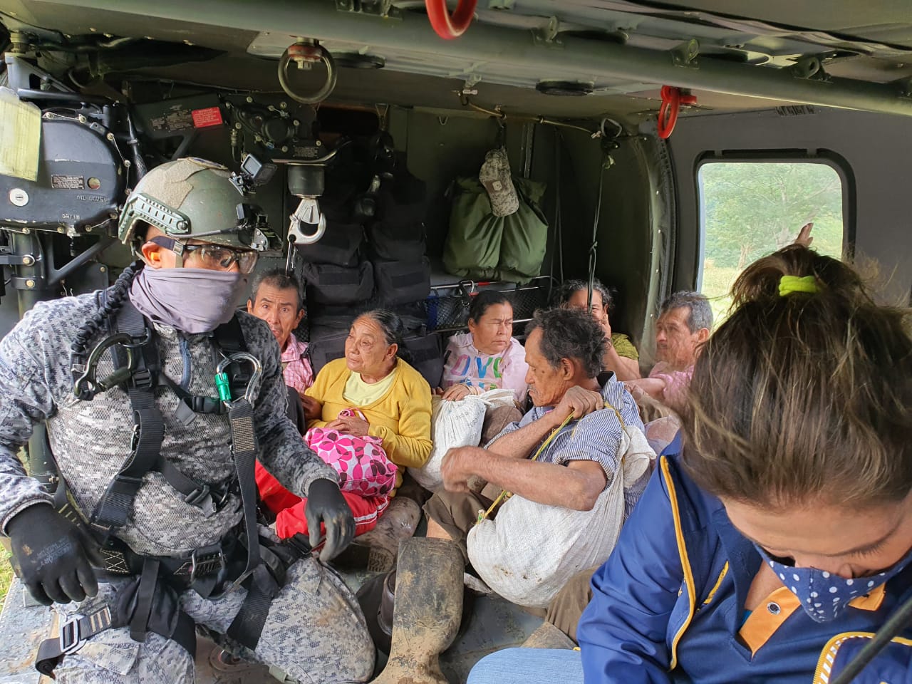 Ángel de su Fuerza Aérea evacúa damnificados en Dabeiba, Antioquia