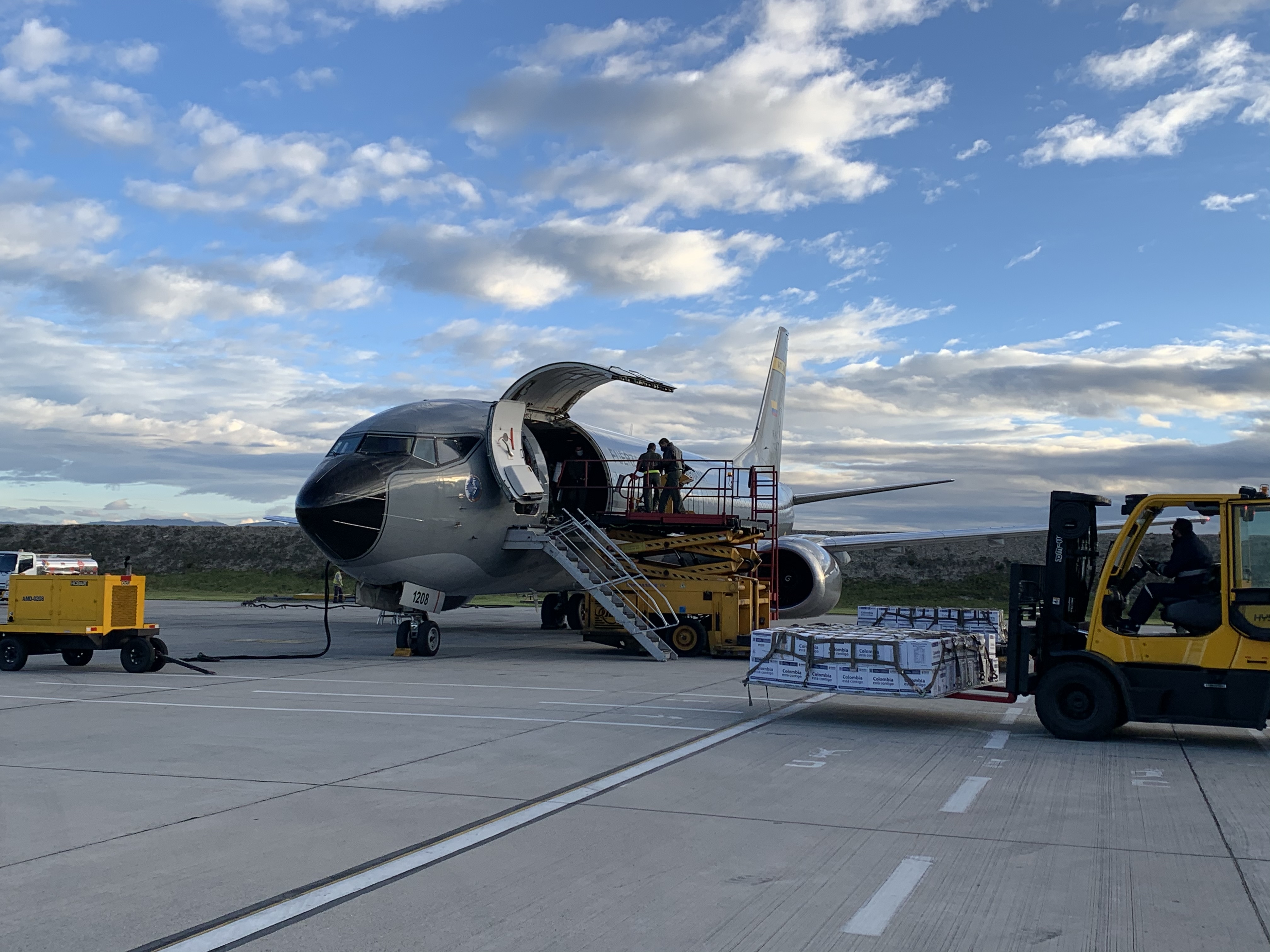 Ayudas humanitarias continúan siendo transportadas hacia el departamento Insular por su Fuerza Aérea