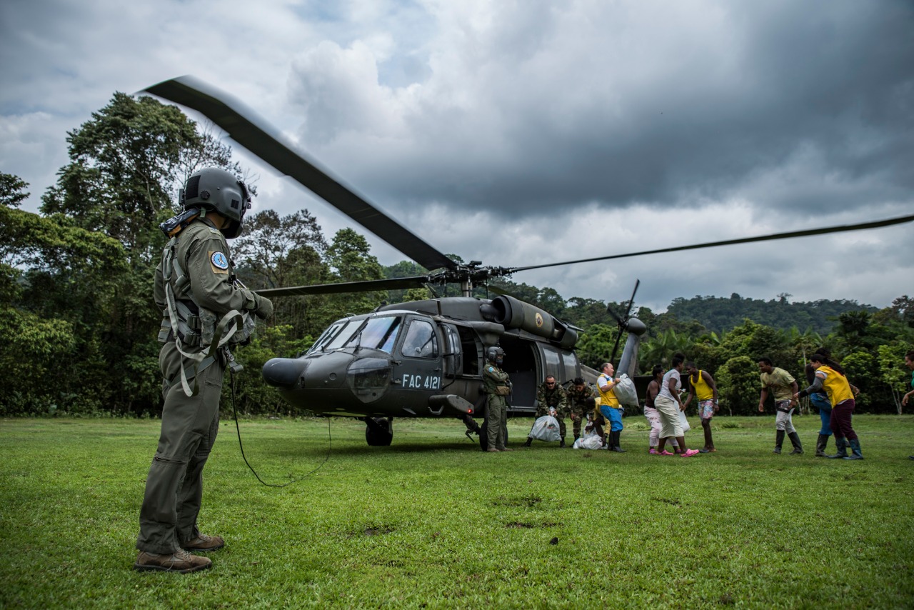 Helicópteros de su Fuerza Aérea Colombiana apoyan atención a damnificados por emergencia invernal en Chocó