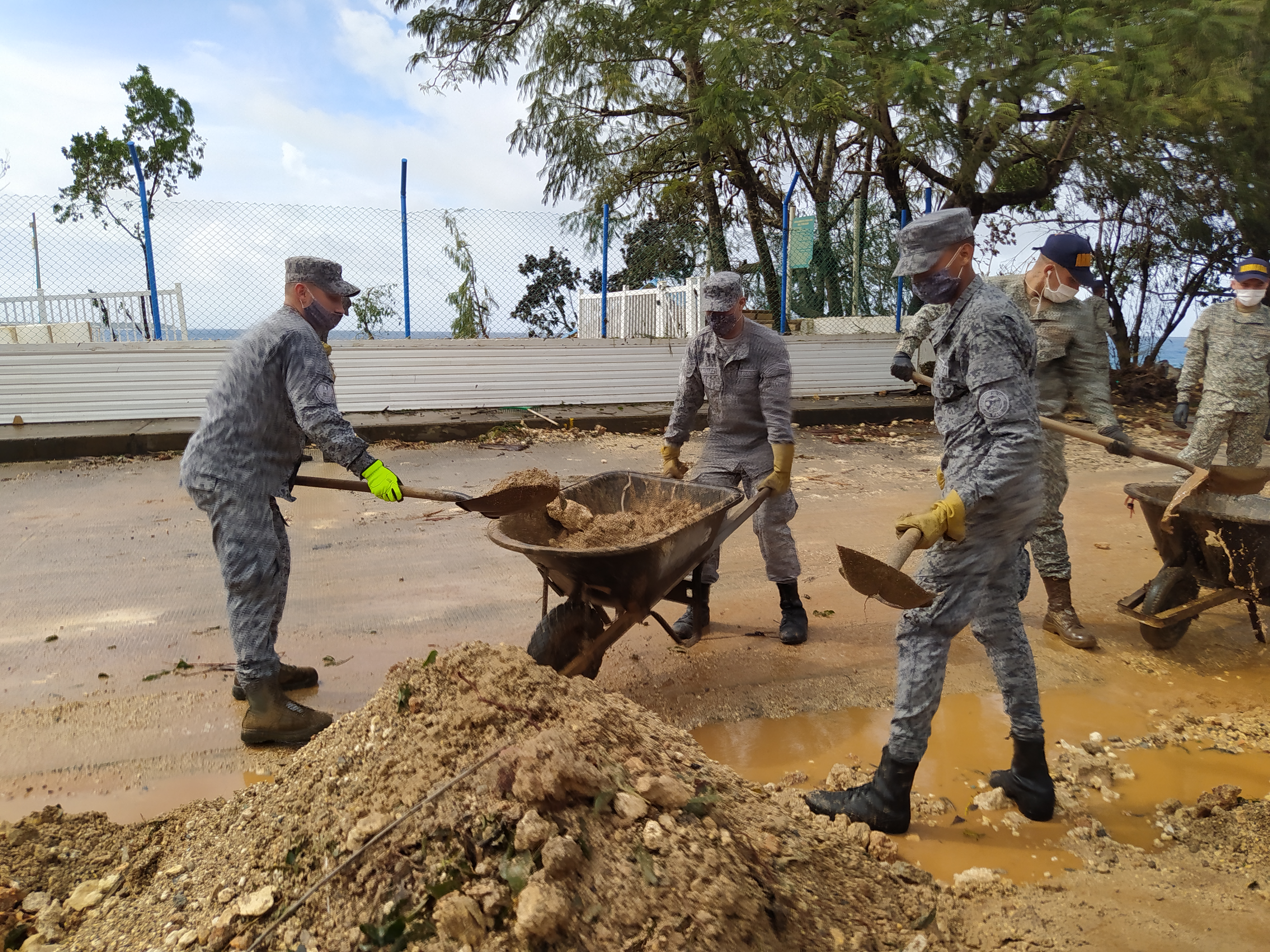 En San Andrés: Fuerzas Militares apoyan remoción de escombros tras paso del huracán ETA