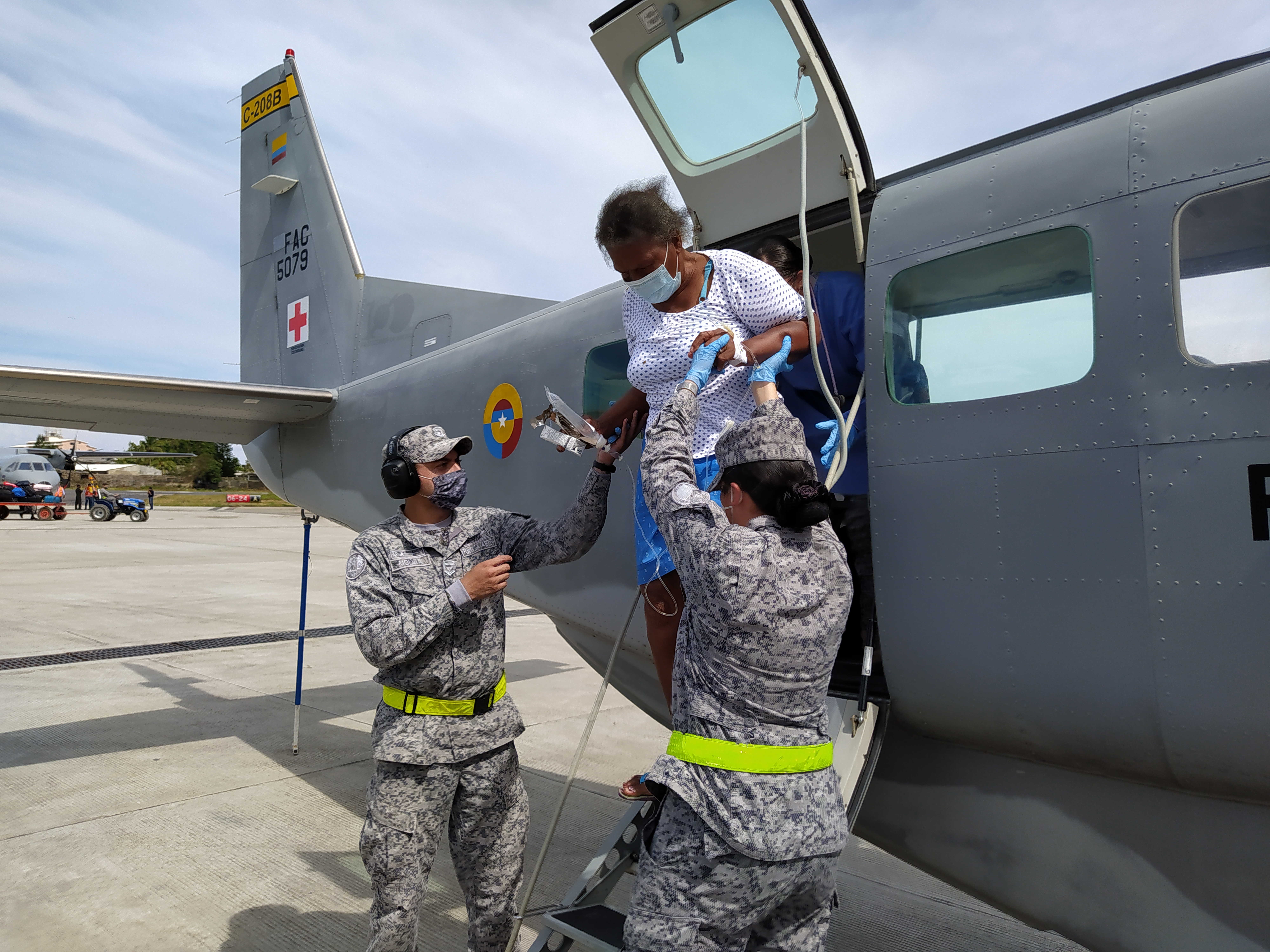 Con traslados aeromédicos humanitarios desde Providencia, su Fuerza Aérea continúa salvando vidas