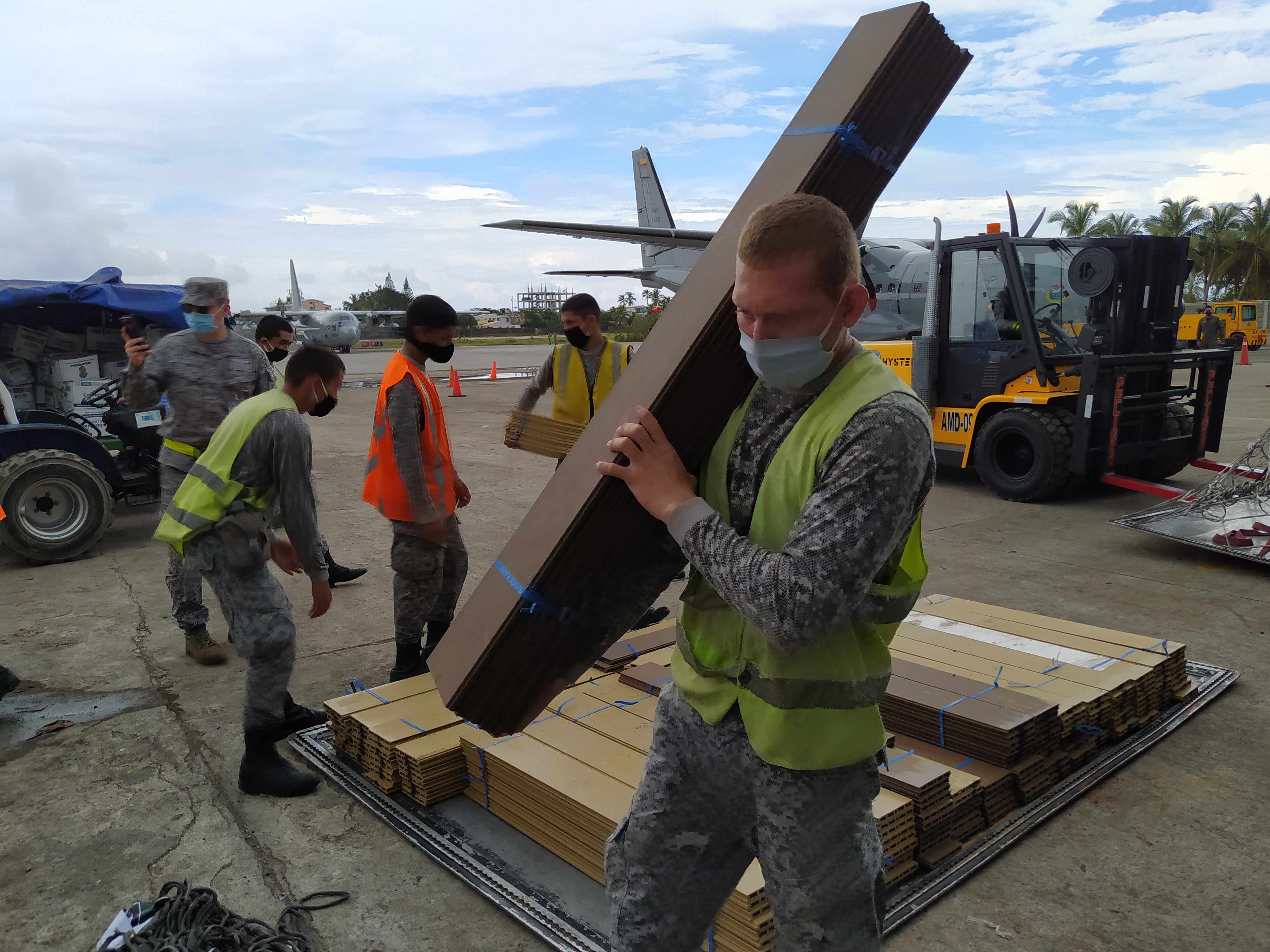 Materiales para la reconstrucción de Providencia son transportados por su Fuerza Aérea