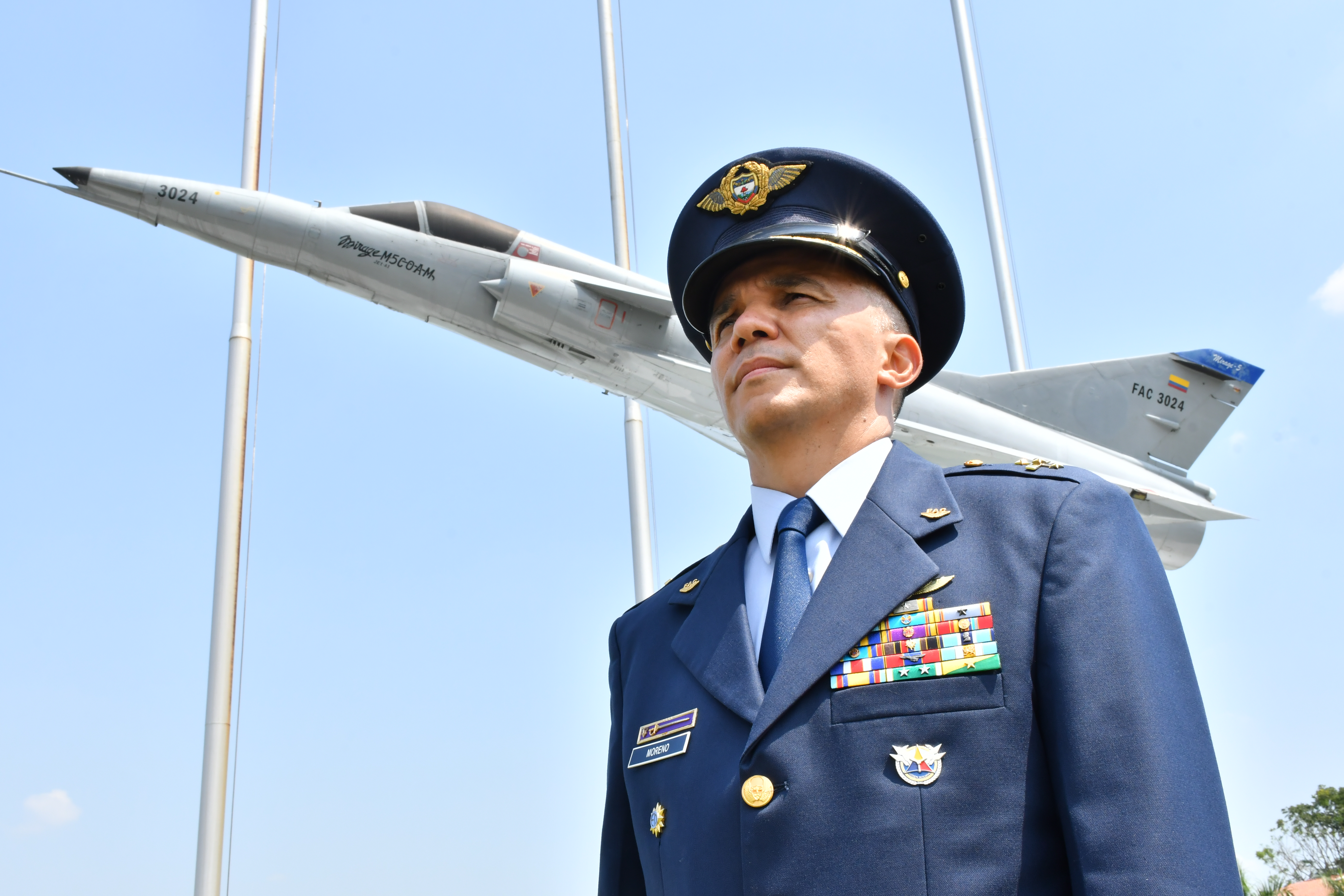 Integrantes del Comando Aéreo de Combate No.7 reciben a su nuevo Comandante