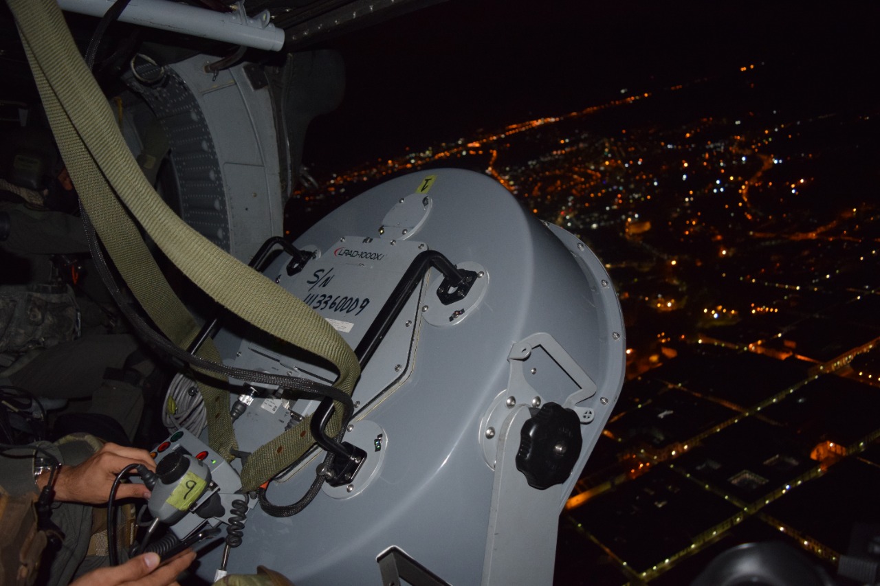 Mensajes de seguridad ciudadana son emitidos sobre Cali desde un helicóptero de su Fuerza Aérea Colombiana