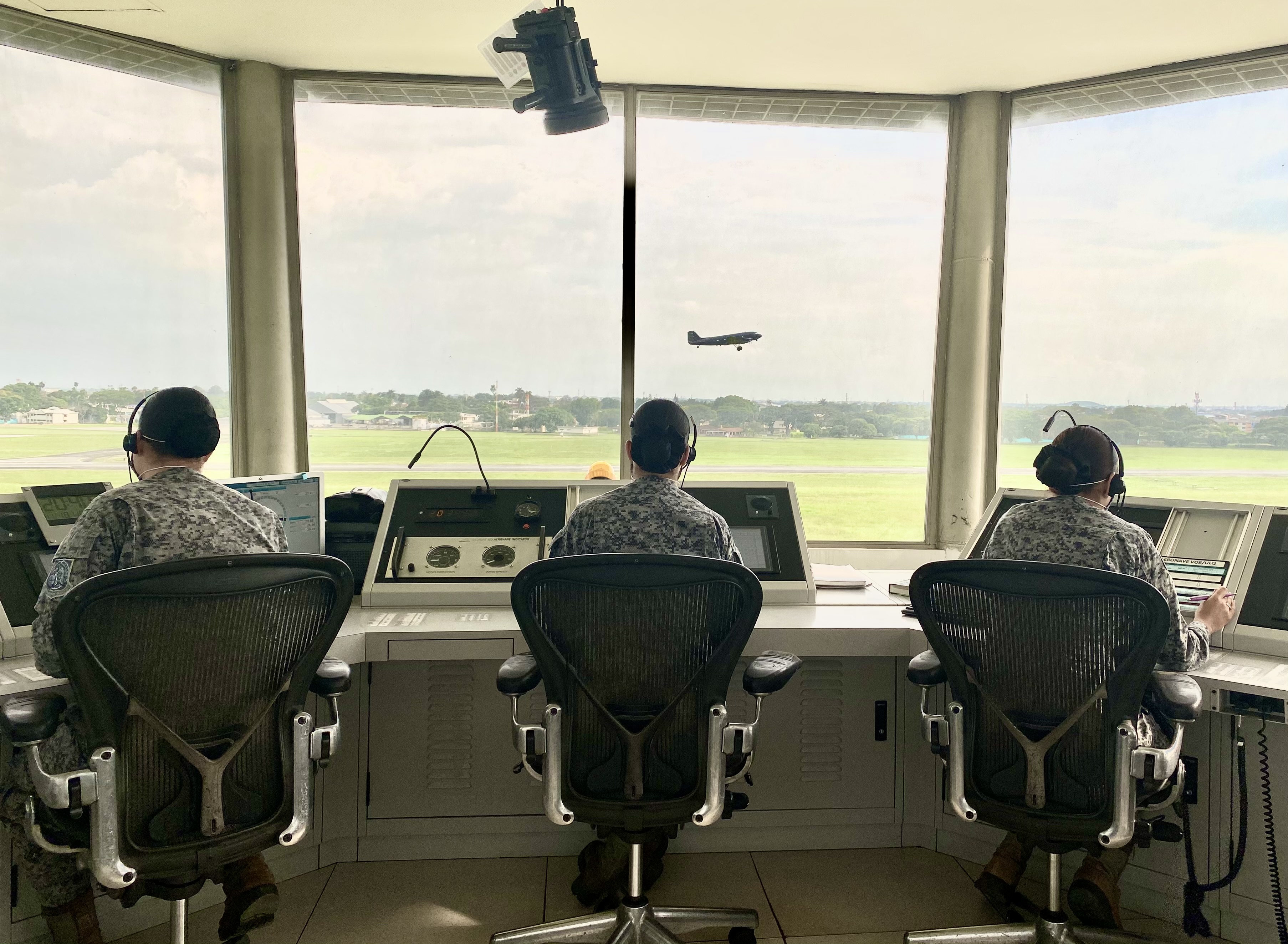 Por primera vez tres controladoras aéreas al mando de la Torre de la ...