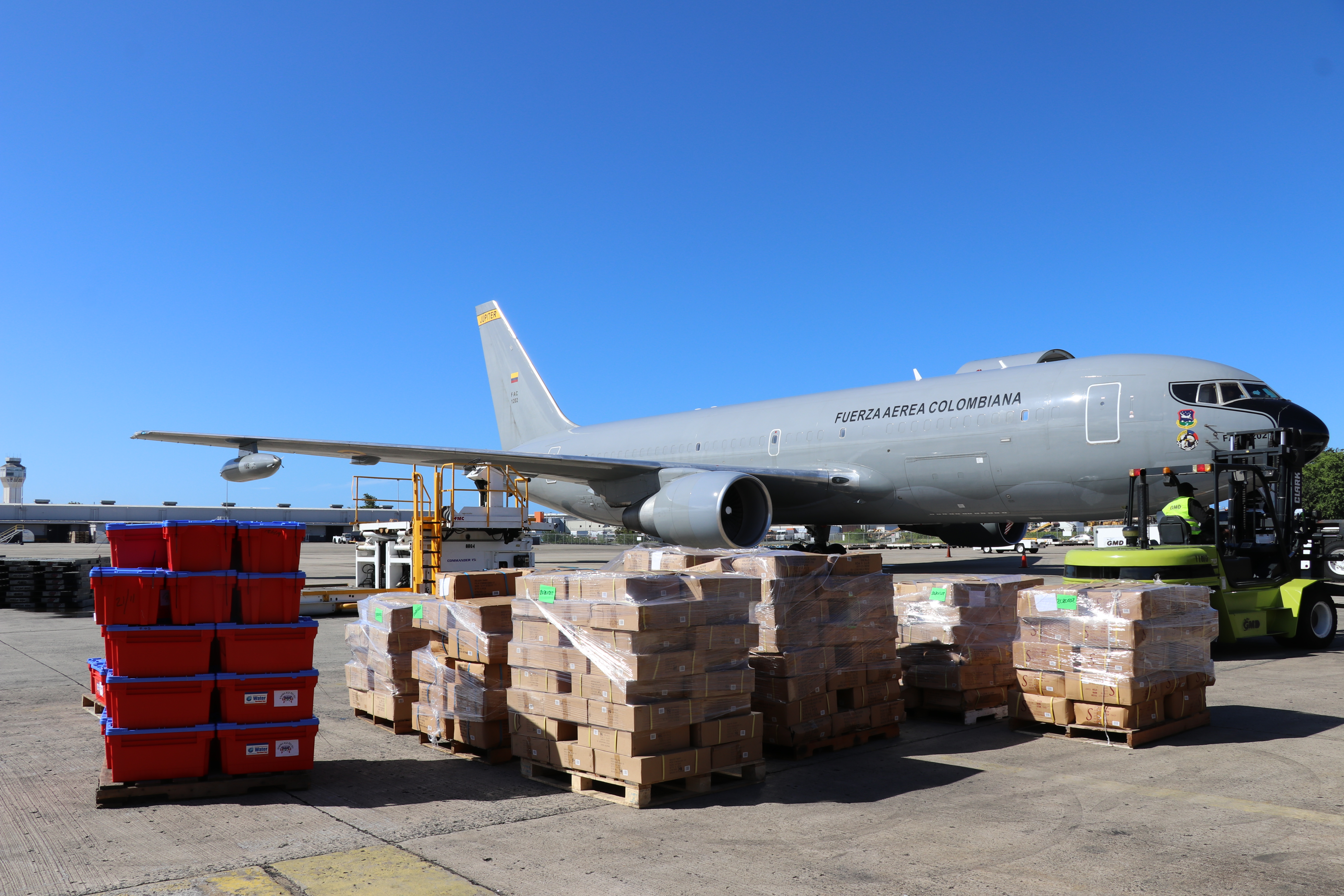 Su Fuerza Aérea transporta personal de construcción y más de 28 toneladas desde Puerto Rico e Islas Caimán hacia San Andrés