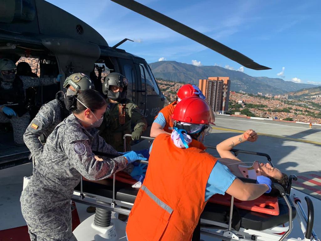 “Ángel” de su Fuerza Aérea evacúa heridos por accidente de tránsito en Antioquia
