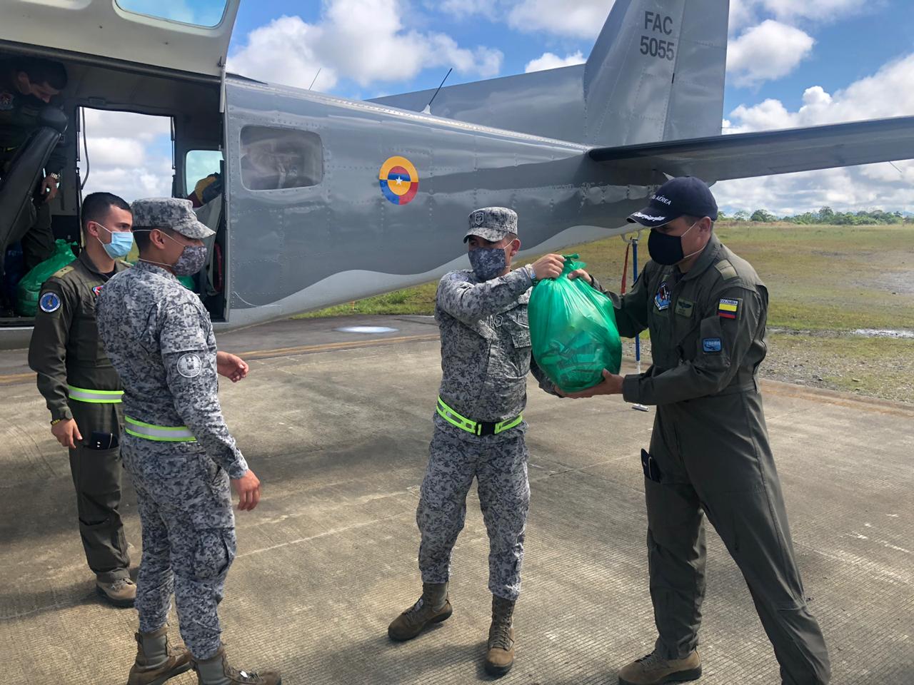 Ayudas humanitarias para los habitantes de Bahía Solano fueron transportadas por su Fuerza Aérea 