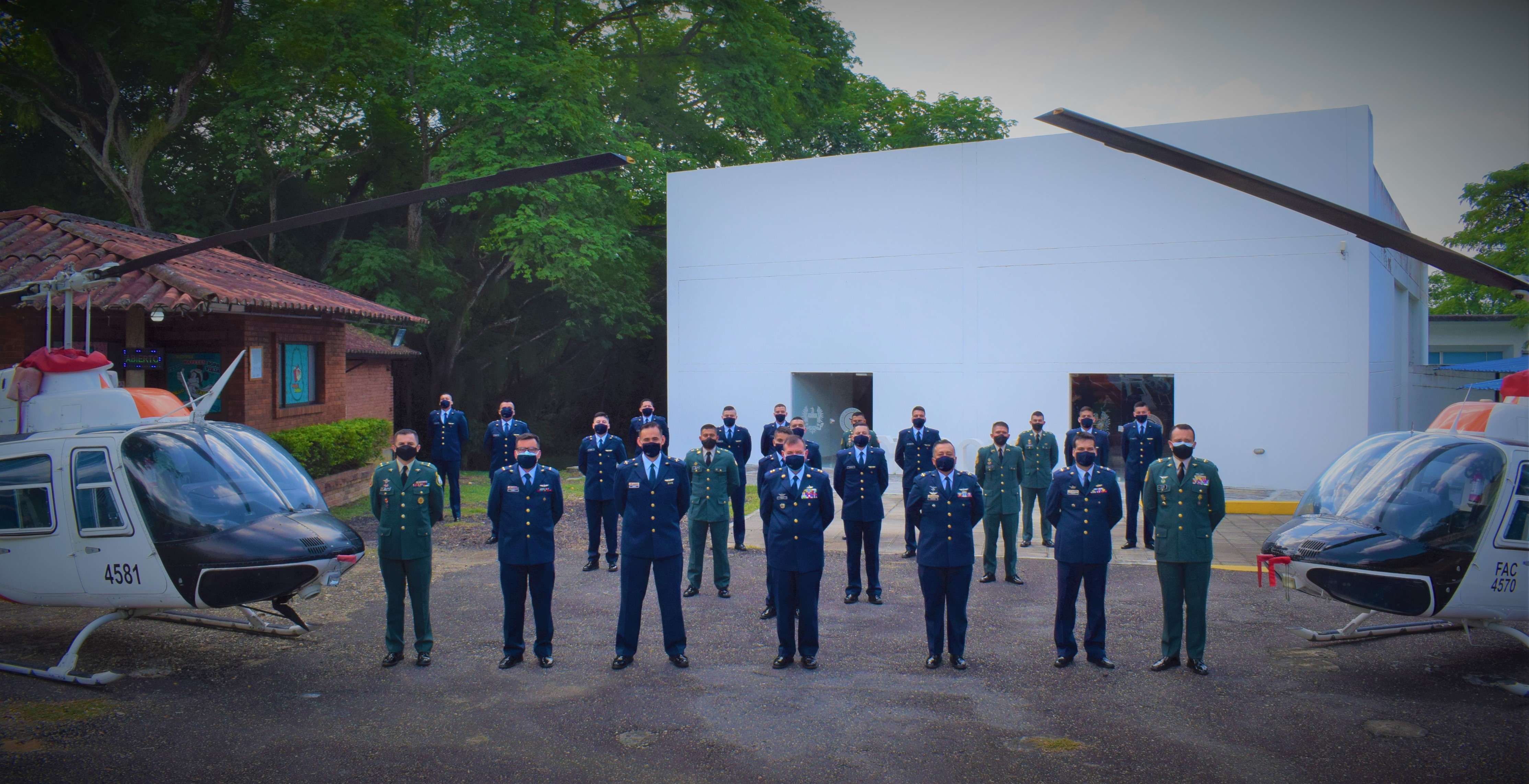 16 Oficiales de Fuerza Aérea y Ejército Nacional preparados para ser pilotos militares 