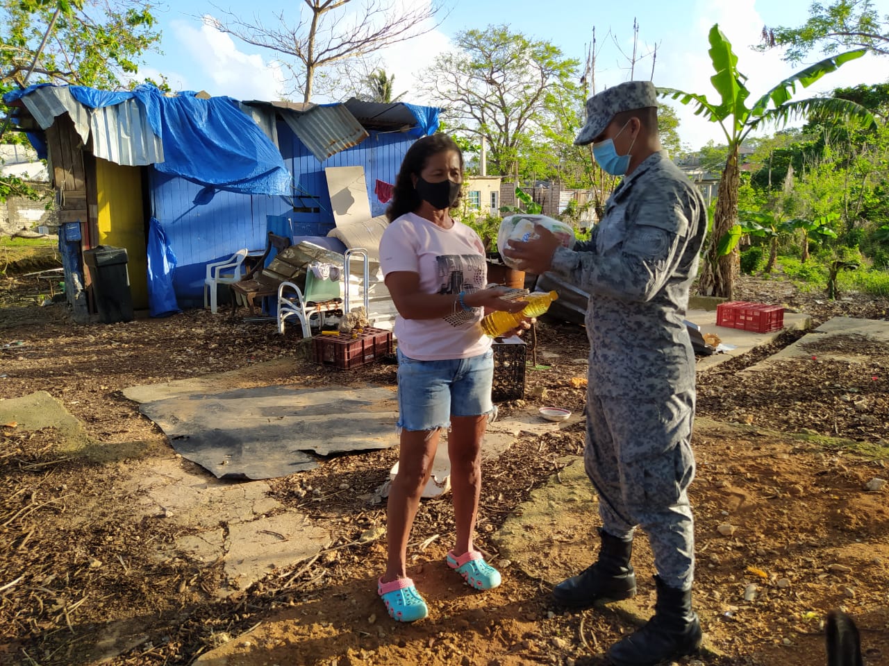 Oficiales Profesionales de la Reserva de su Fuerza Aérea continúan entregando ayudas humanitarias en San Andrés Islas