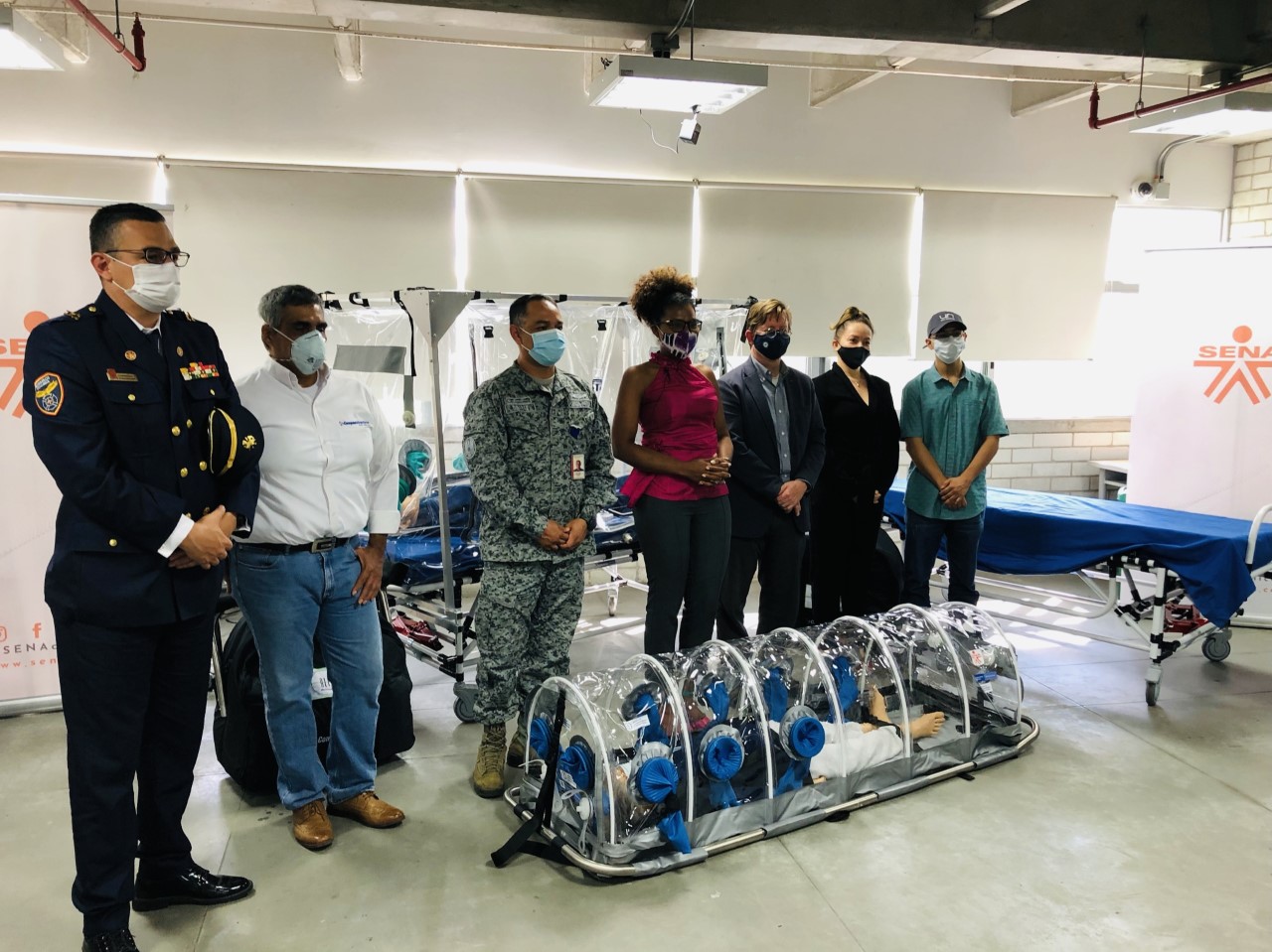 Dos nuevas cápsulas de aislamiento para pacientes con Covid -19 fueron entregadas a su Fuerza Aérea 