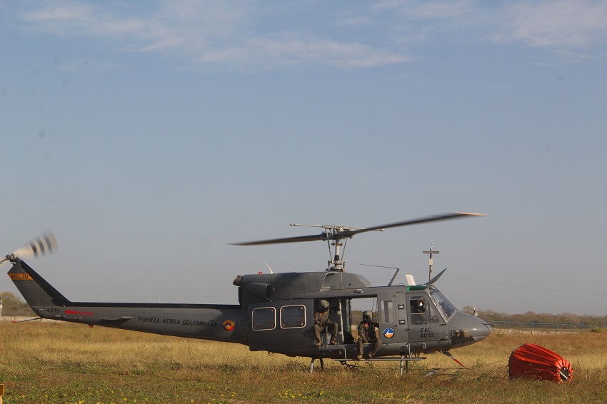 El entrenamiento para la extinción de incendios, una constante de las tripulaciones del Bell 212