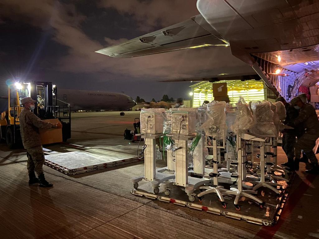 Ventiladores para apoyar UCI en Bogotá fueron transportados por su Fuerza Aérea