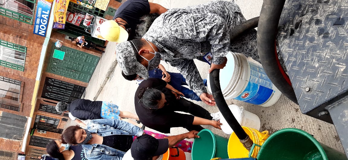 Con 18000 litros de agua su Fuerza Aérea Colombiana benefició a la comunidad de Madrid 