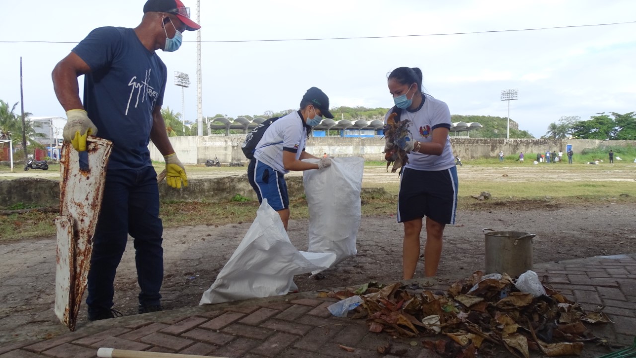 Fuerza Aérea apoya jornada de limpieza de escenarios deportivos en San Andrés