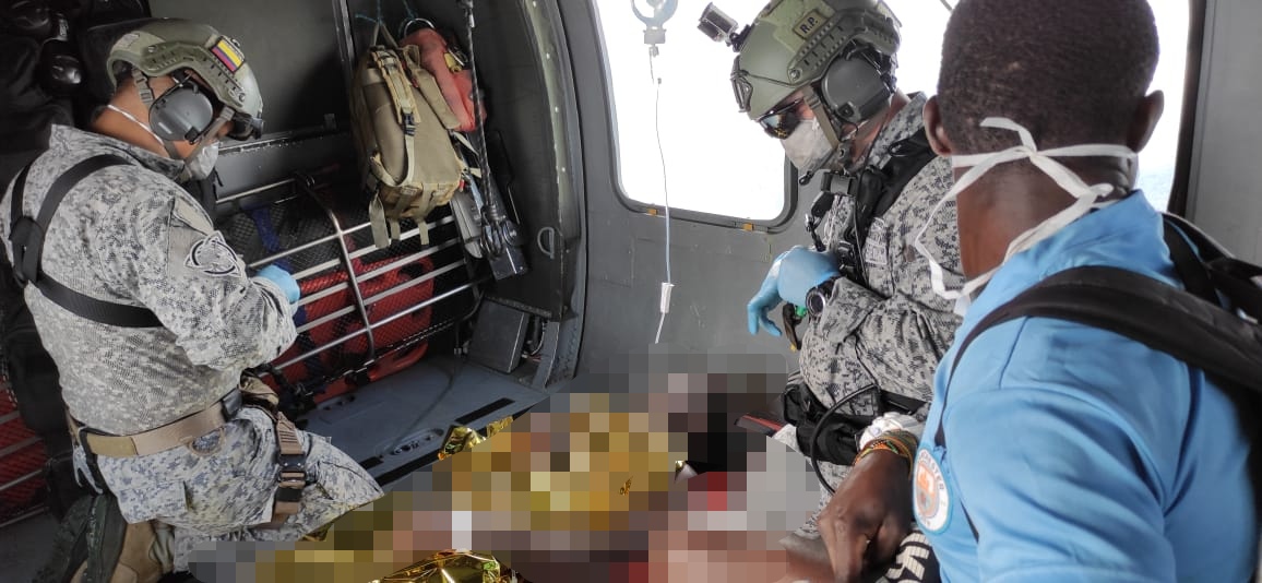 Otro indígena herido por artefacto explosivo improvisado fue evacuado por la Fuerza Aérea