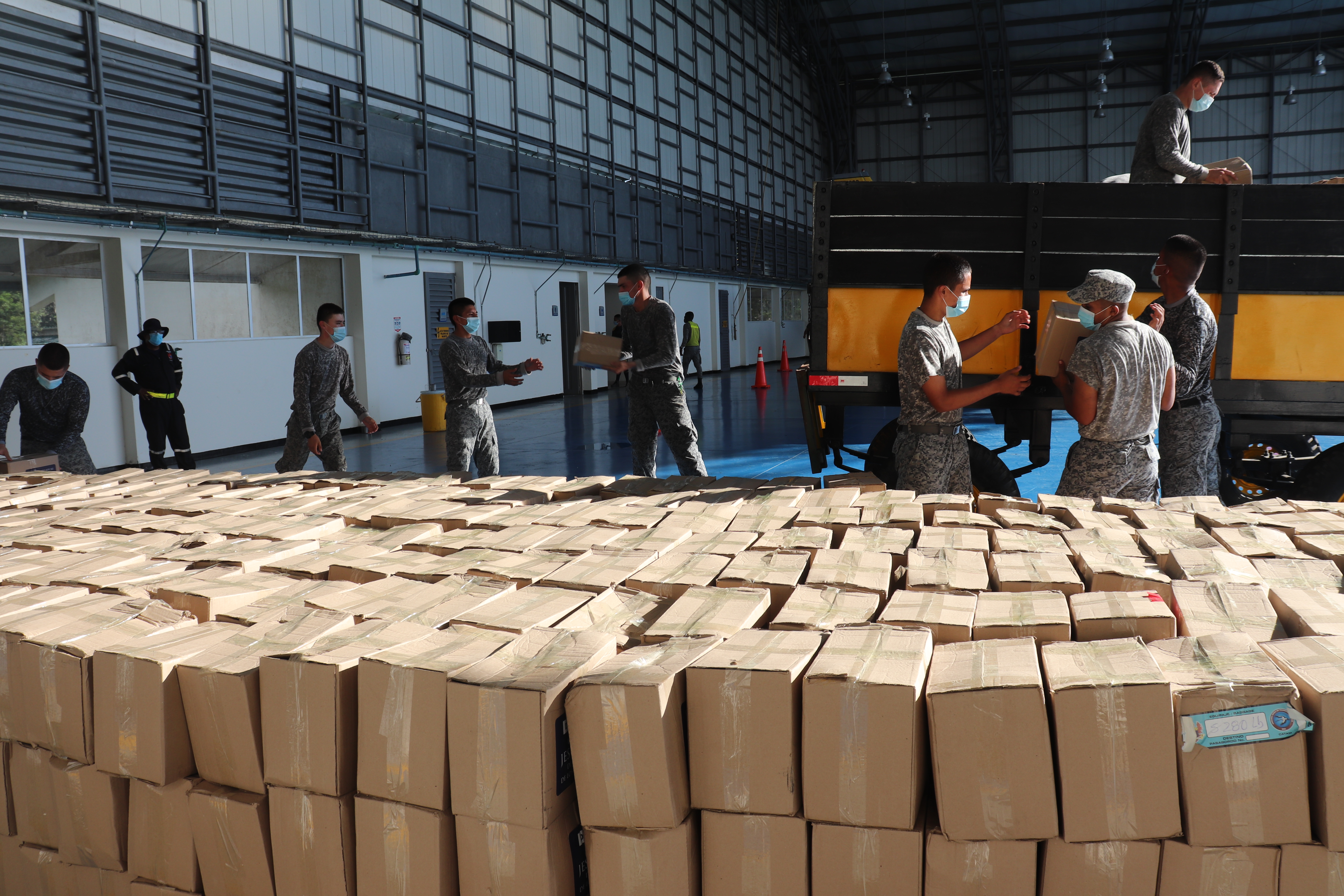 Una vez más, ayudas humanitarias fueron transportadas hasta Leticia, Amazonas por su Fuerza Aérea