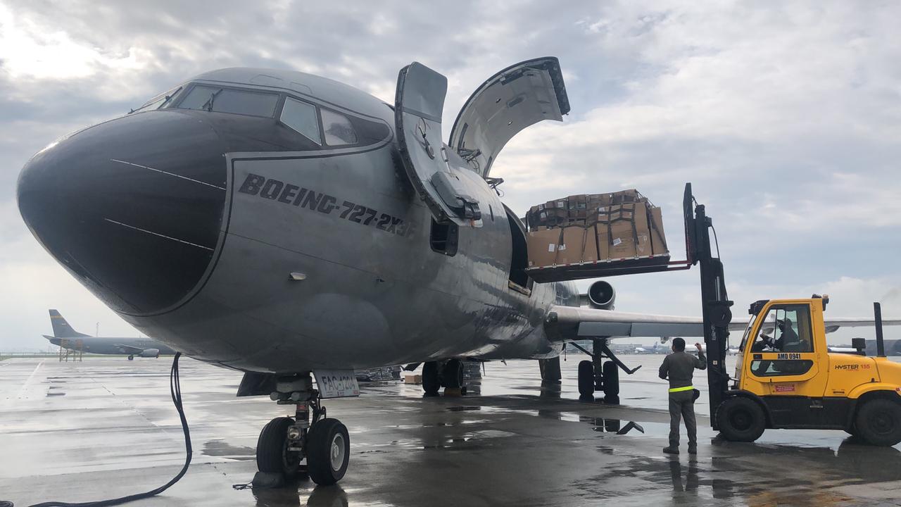 Su Fuerza Aérea continúa transportando ayudas al archipiélago