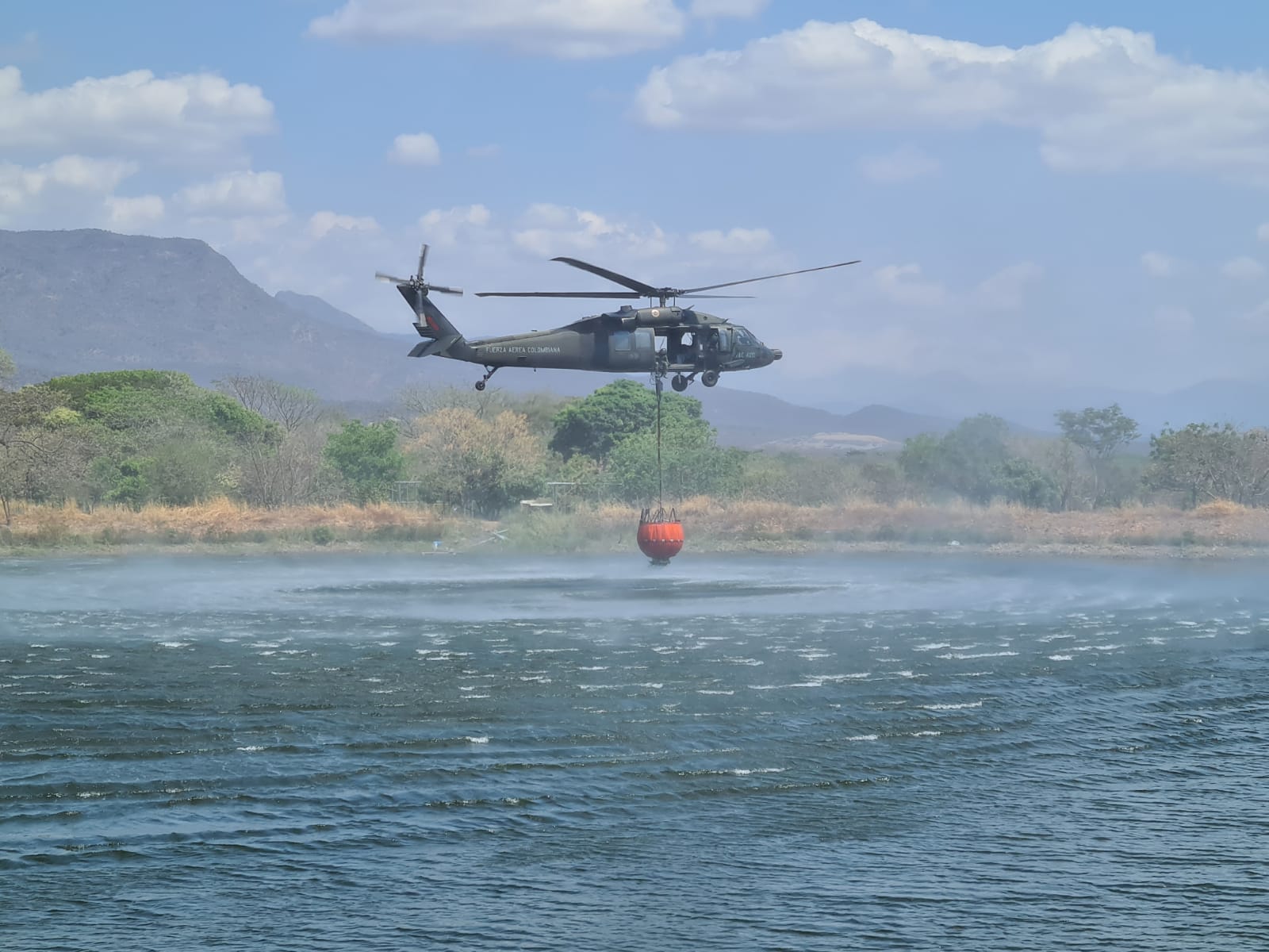 Helicópteros de su Fuerza Aérea apoyan operaciones de extinción de incendios en el Cesar
