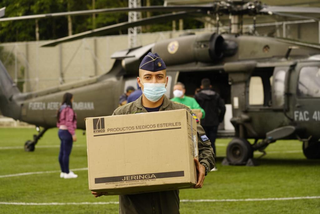 En aeronaves de su Fuerza Aérea Colombiana fueron transportadas 17.000 dosis de vacunas en Antioquia