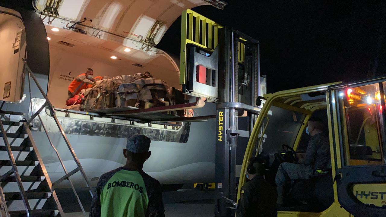 La aeronave C-40 continúa transportando ayudas humanitarias al Archipiélago de San Andrés Islas