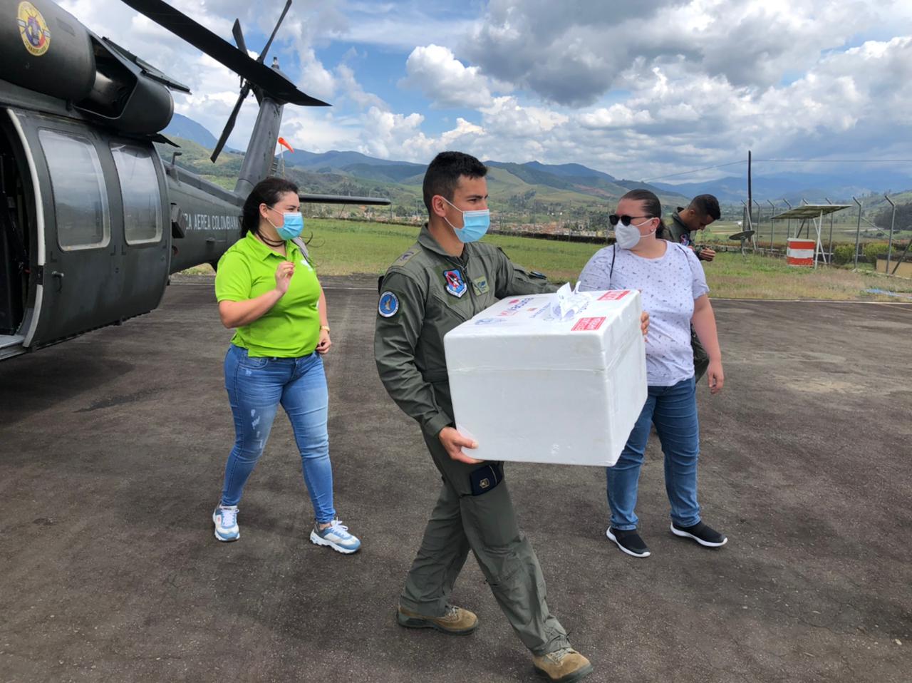 Vacunas contra el Covid-19 llegan a zonas alejadas de Antioquia por vía aérea  