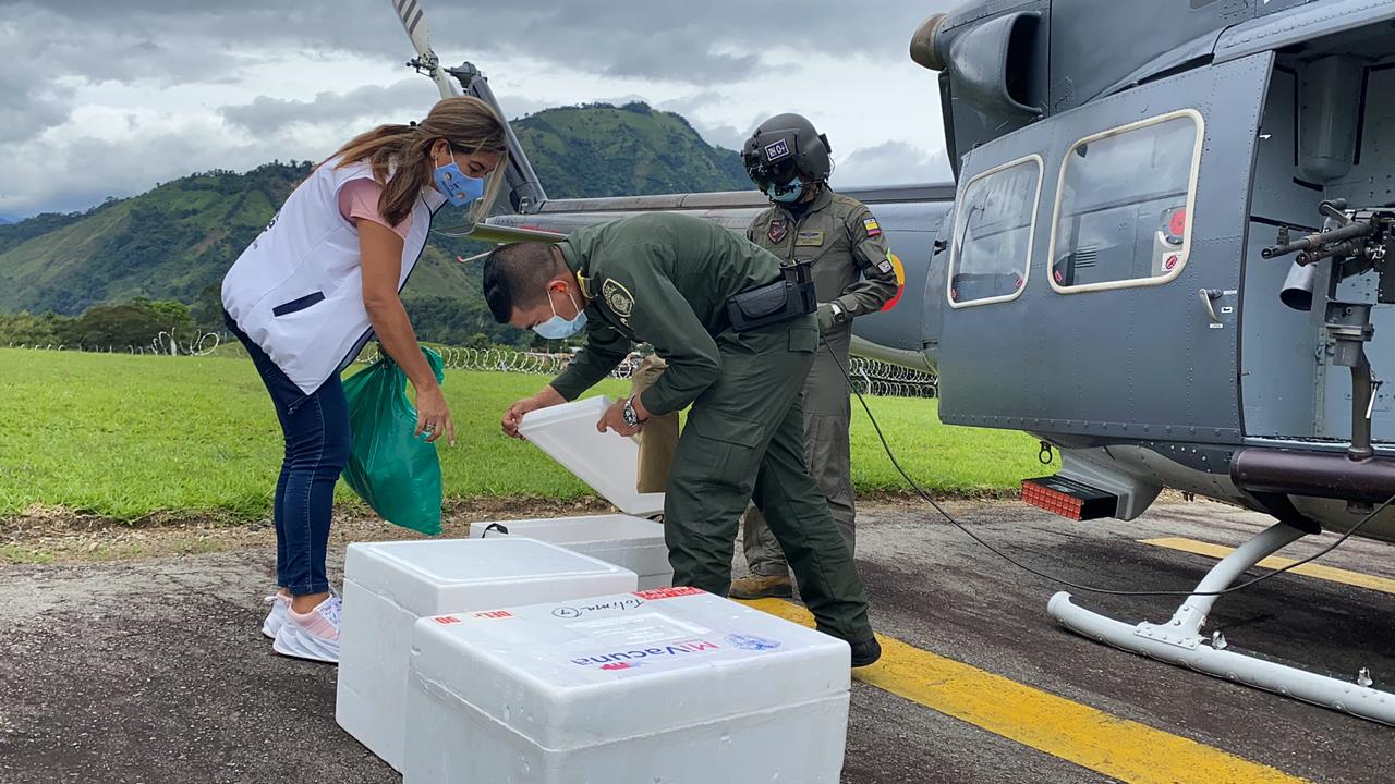 Vacunas contra el COVID-19 continúan llegando a los municipios más apartados del Tolima gracias a su Fuerza Aérea
