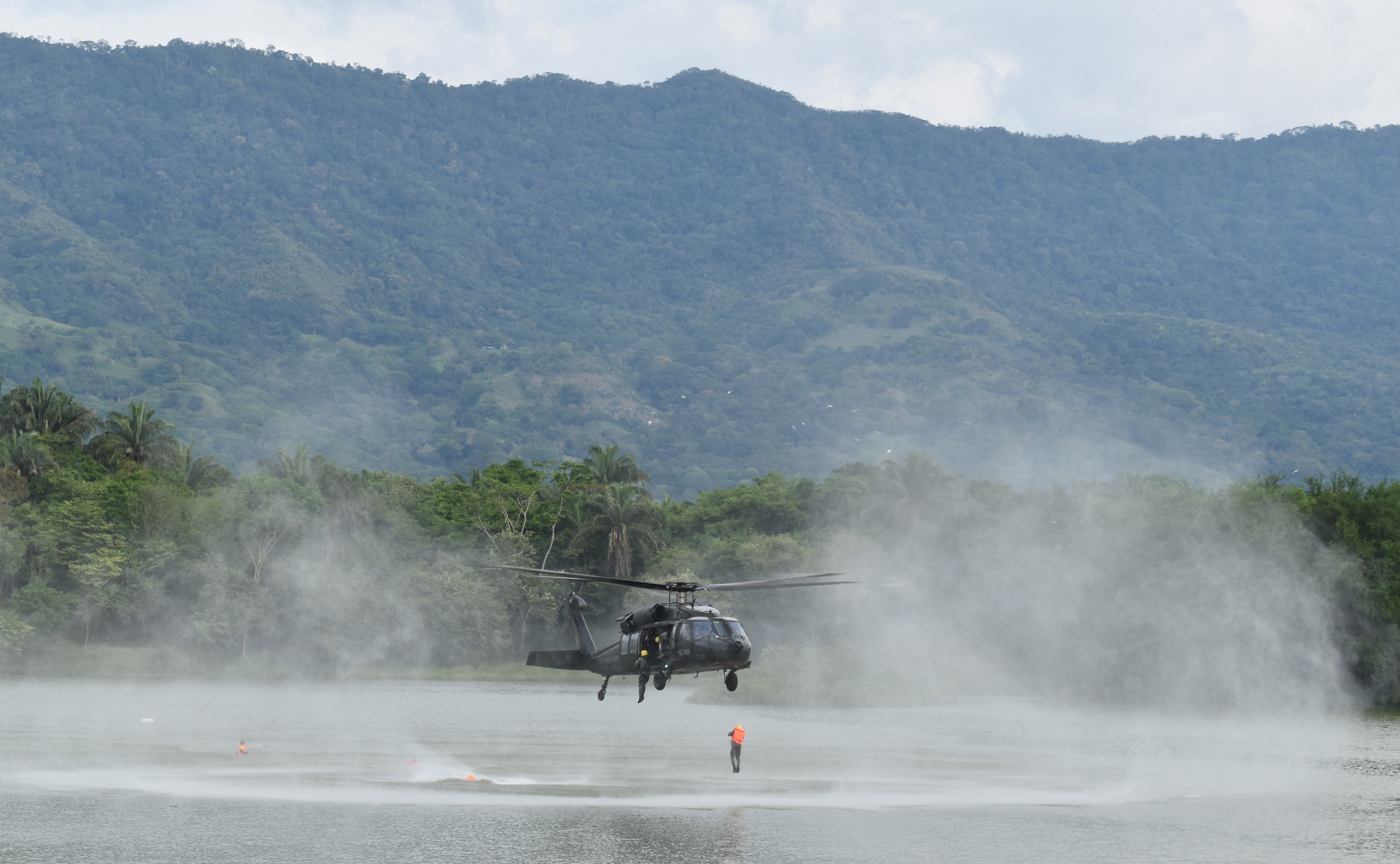 Fuerza Aérea Colombiana entrena su personal en maniobras para rescate humanitario