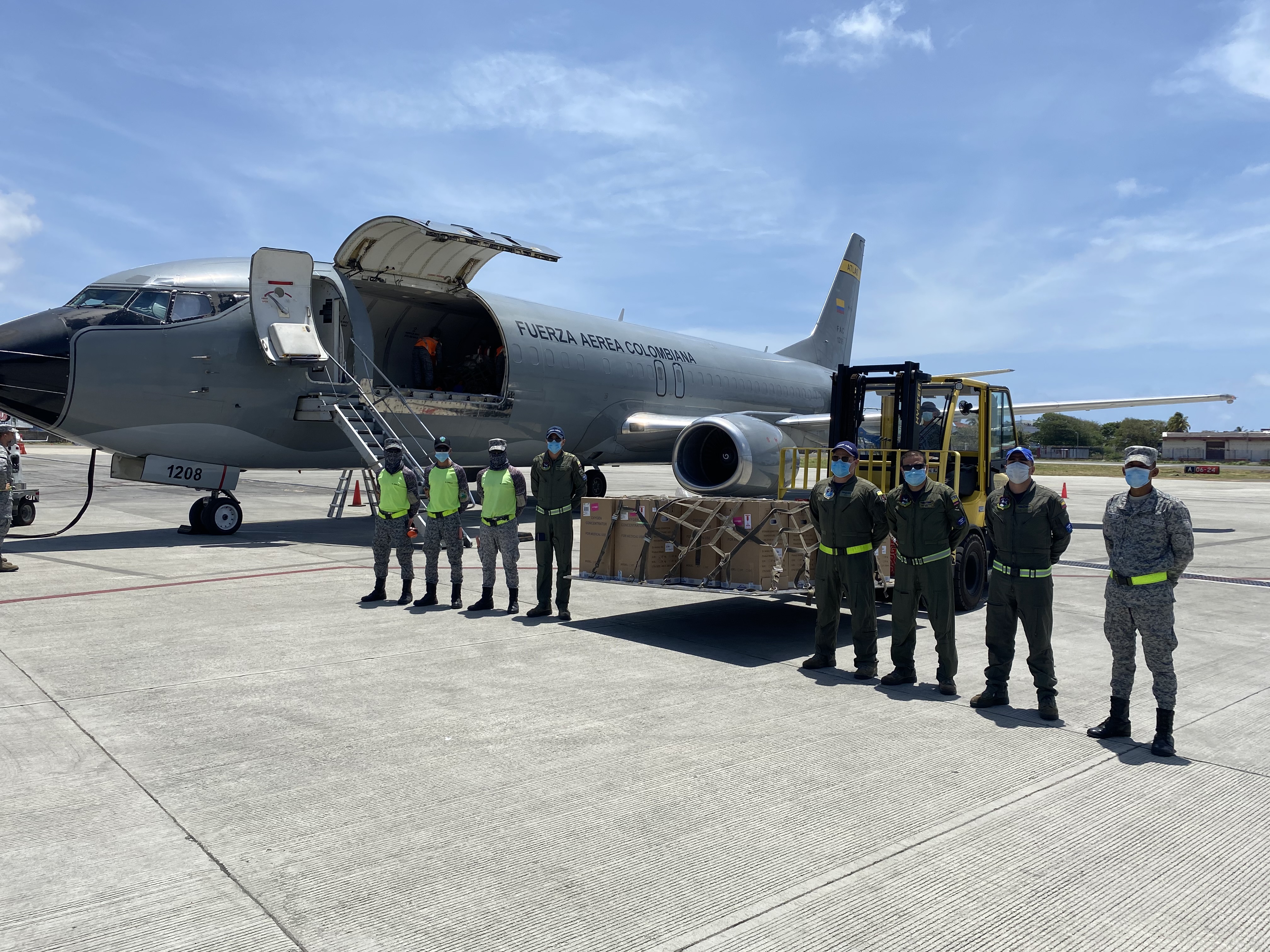 Concentradores de oxígeno llegan a San Andrés con ayuda de su Fuerza Aérea 