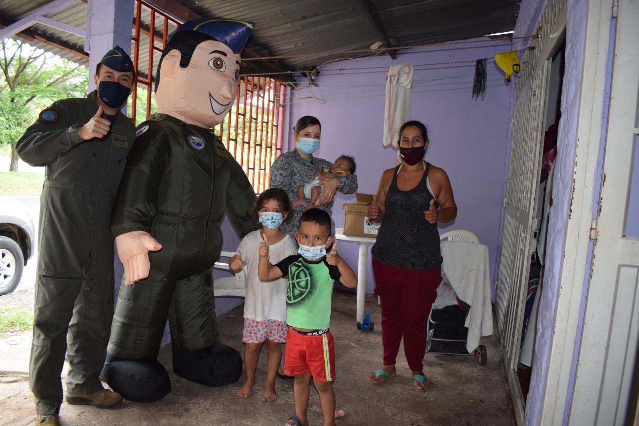 Ayudas a personas damnificadas en Melgar fueron entregadas por su Fuerza Aérea Colombiana