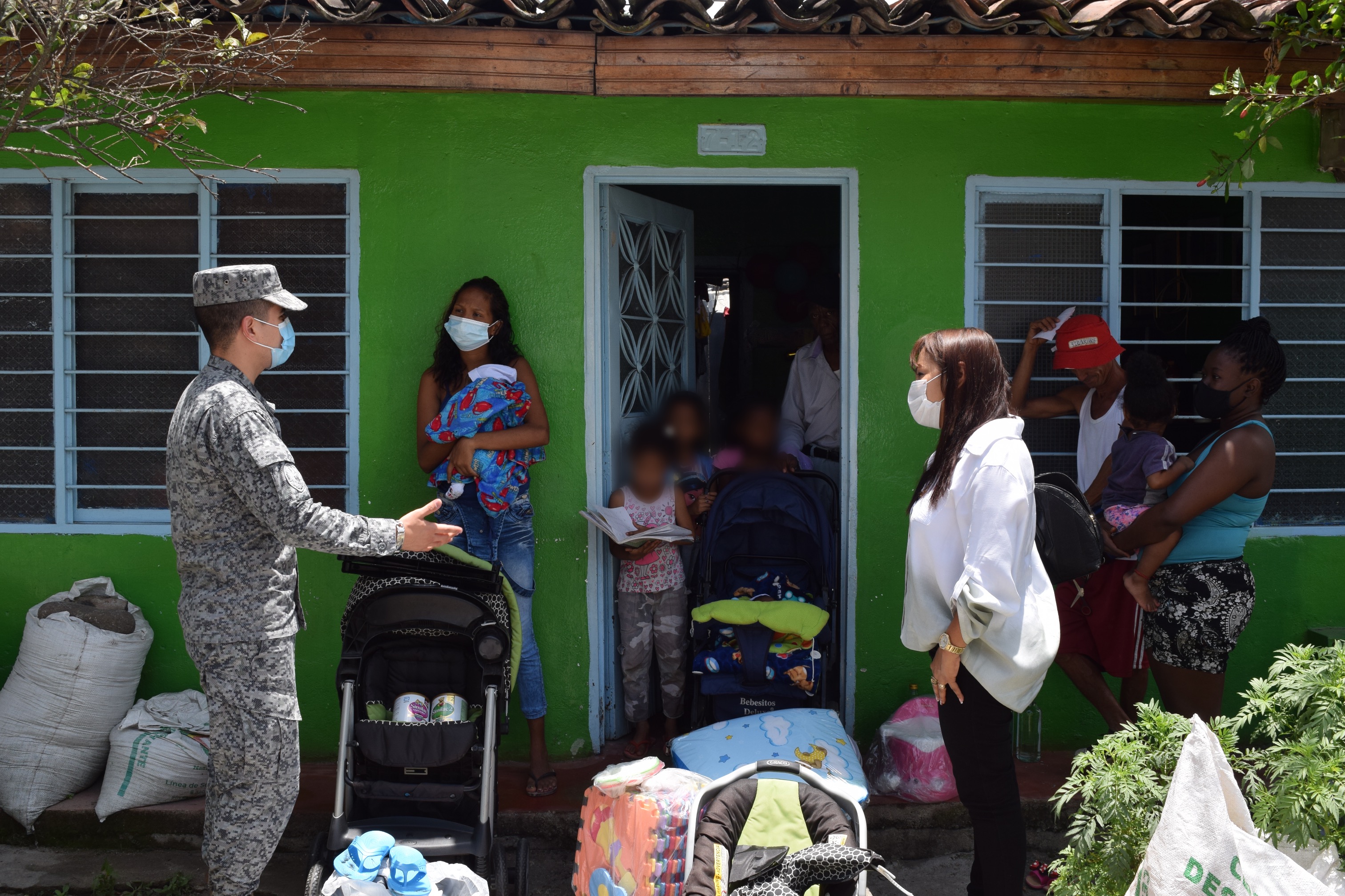  Gemelos recién nacidos reciben apoyo de su Fuerza Aérea Colombiana