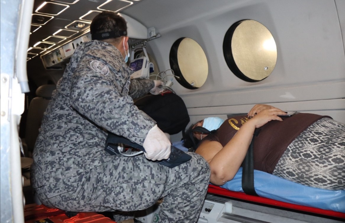 Mujer que requería atención especializada urgente fue movilizada en avión ambulancia de su Fuerza Aérea