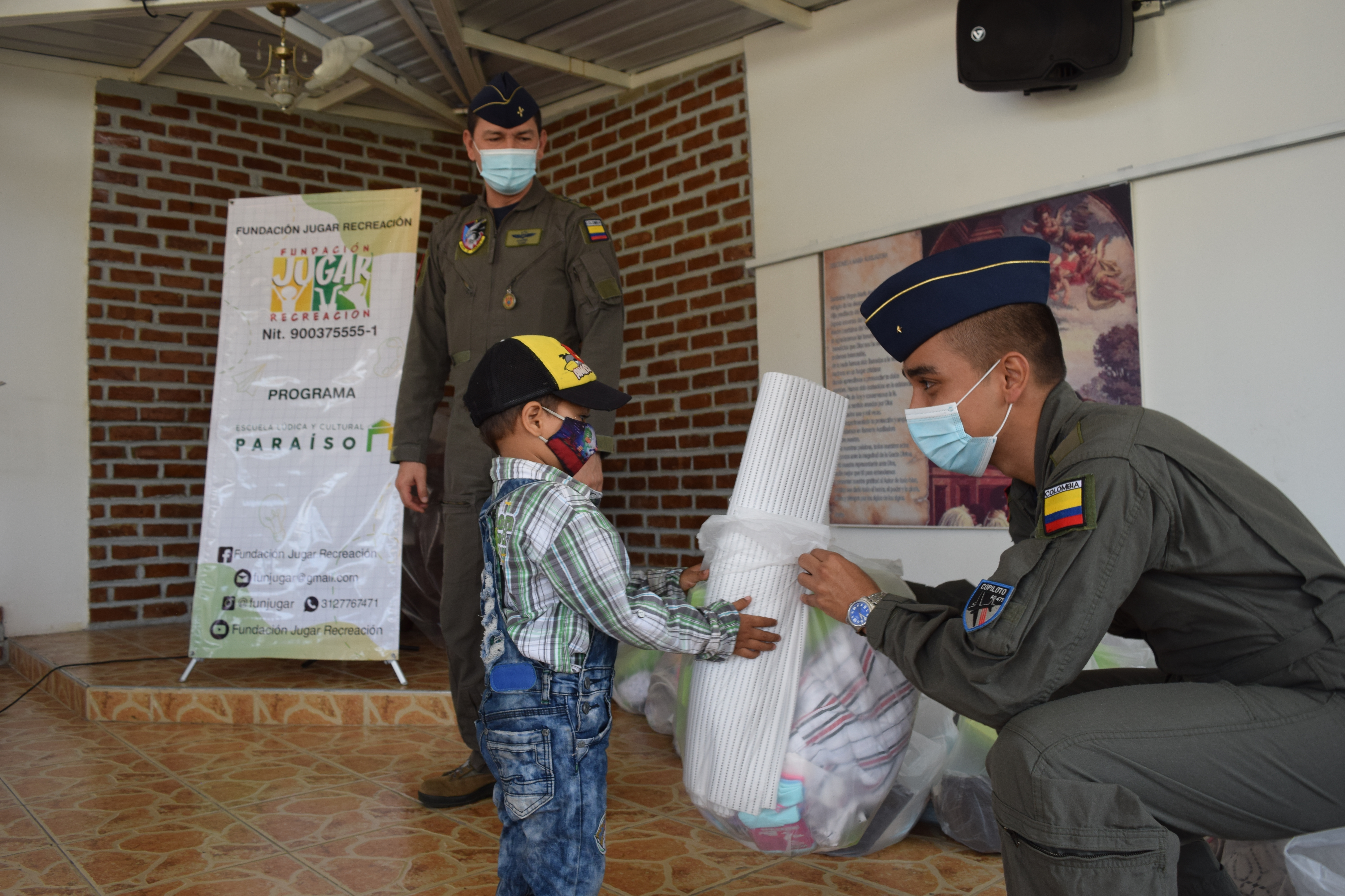 Niños y niñas de El Cerrito, Valle, reciben visita de su Fuerza Aérea Colombiana