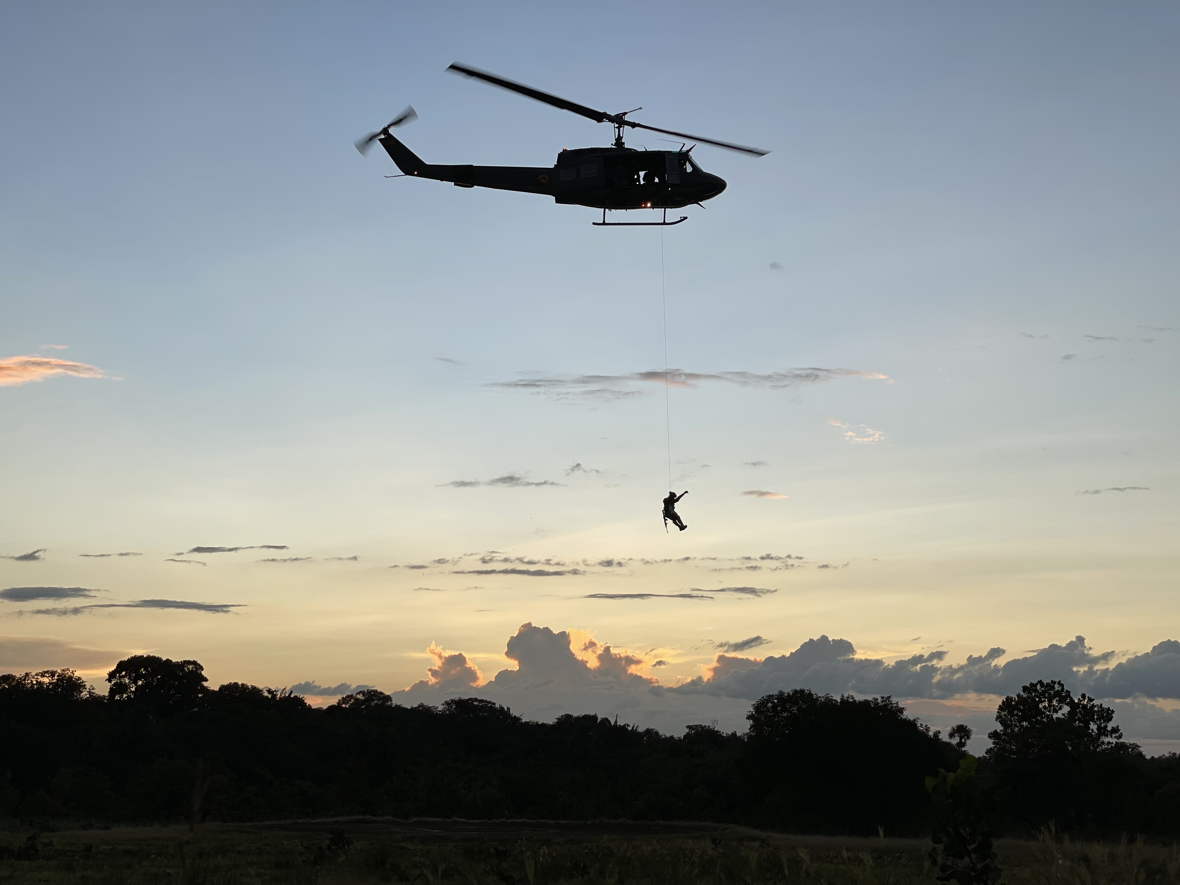  entrenamientos en bambi bucket, rapel y rescate su Fuerza Aérea Colombiana 