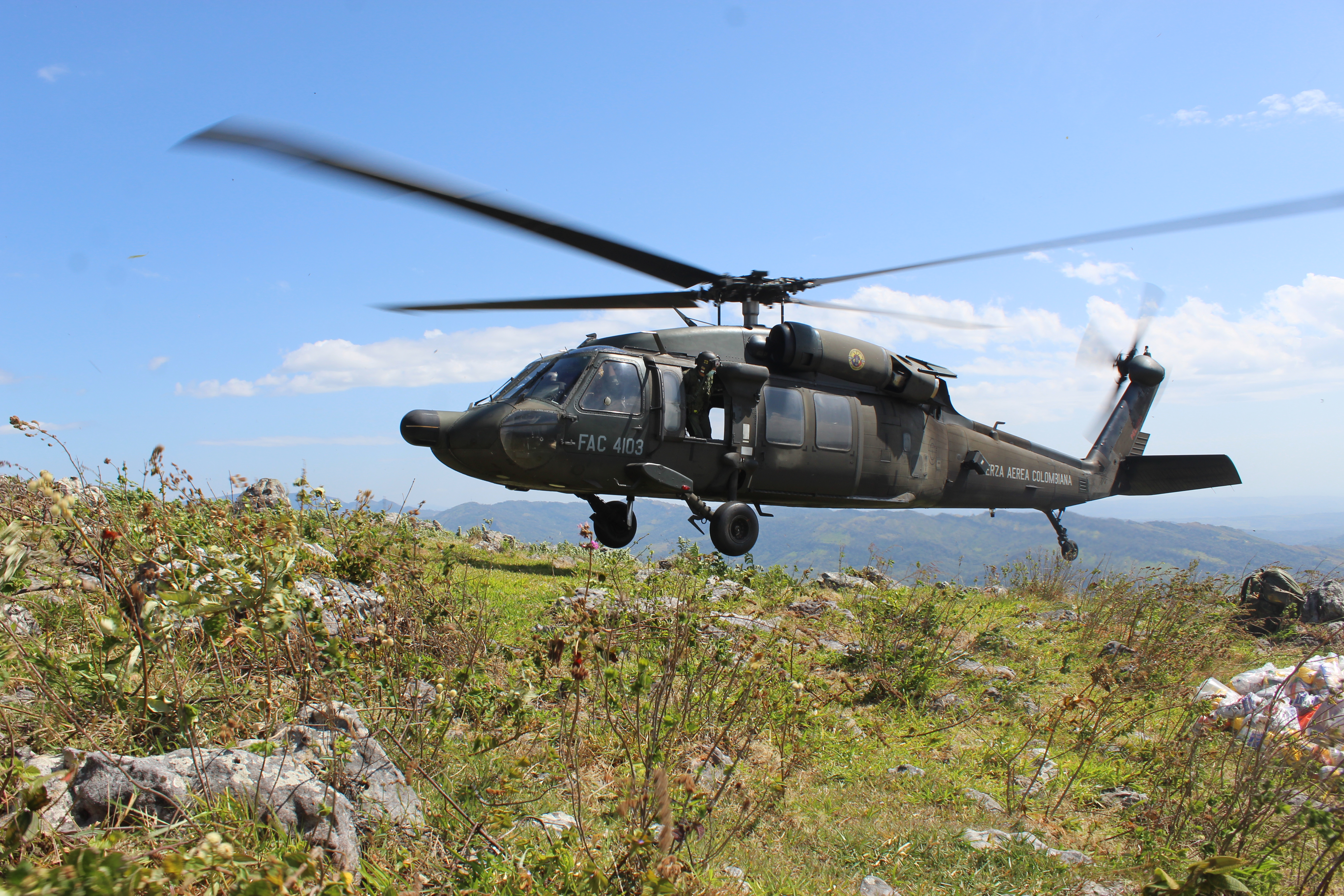 La importante misión de UH-60 Black Hawk y el C-208 Caravan en el Oriente Colombiano