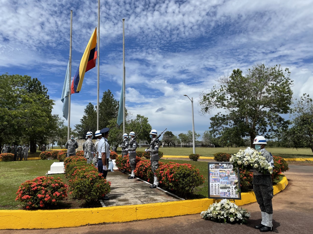 el Grupo Aéreo del Oriente a media asta en conmemoración del Día de los Héroes Caídos y sus familias