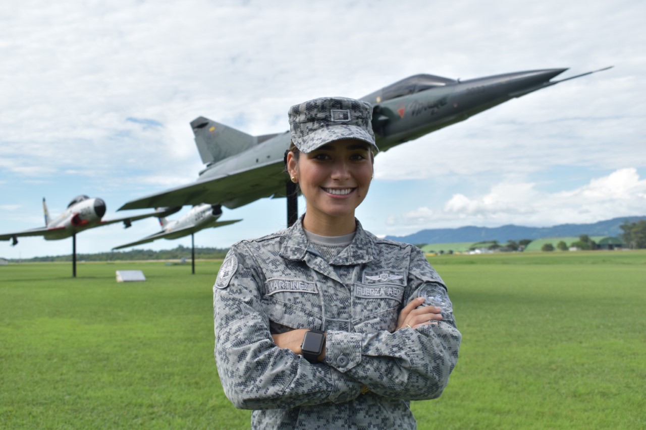 Mujer militar que con su vocación al servicio contribuye al desarrollo de la comunidad