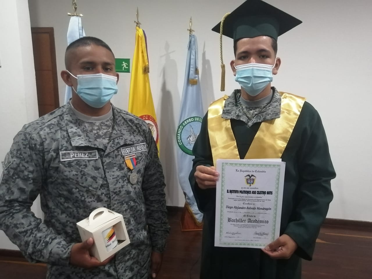 En ceremonia de licenciamiento un soldado recibió su título de Bachiller