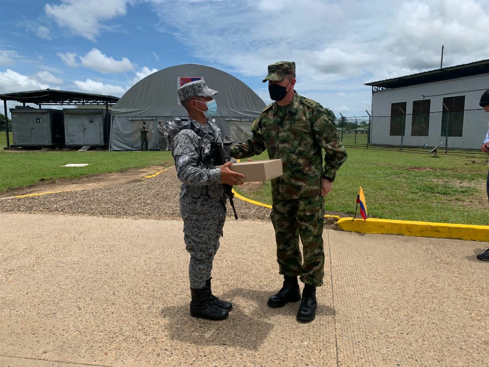 Un soldado de la Fuerza Aérea Colombiana es inspiración y ejemplo para el Señor Mayor General Inspector General del Ejercito Nacional.